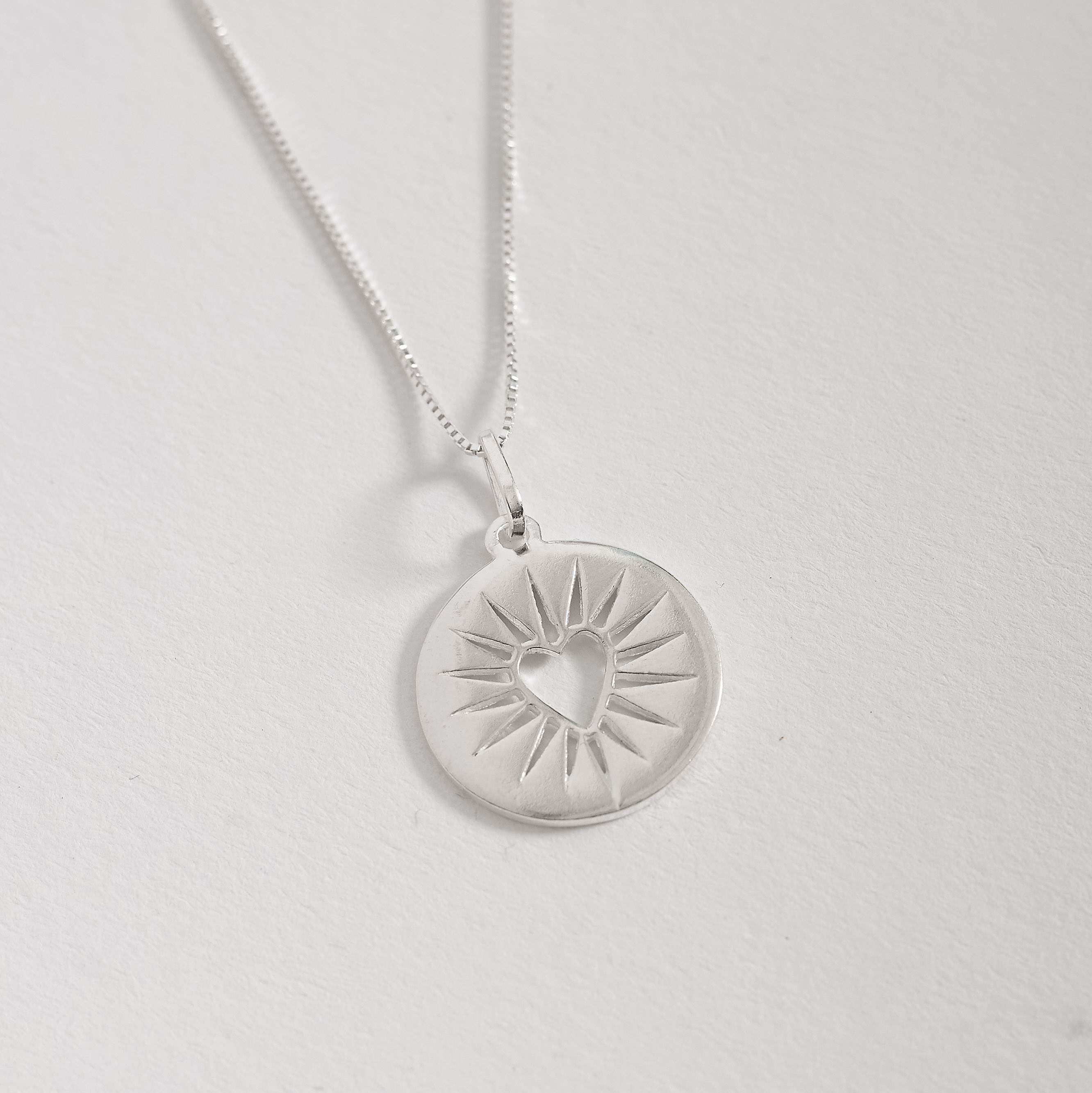 Colar pingente medalha coração com detalhes 18mm 45cm