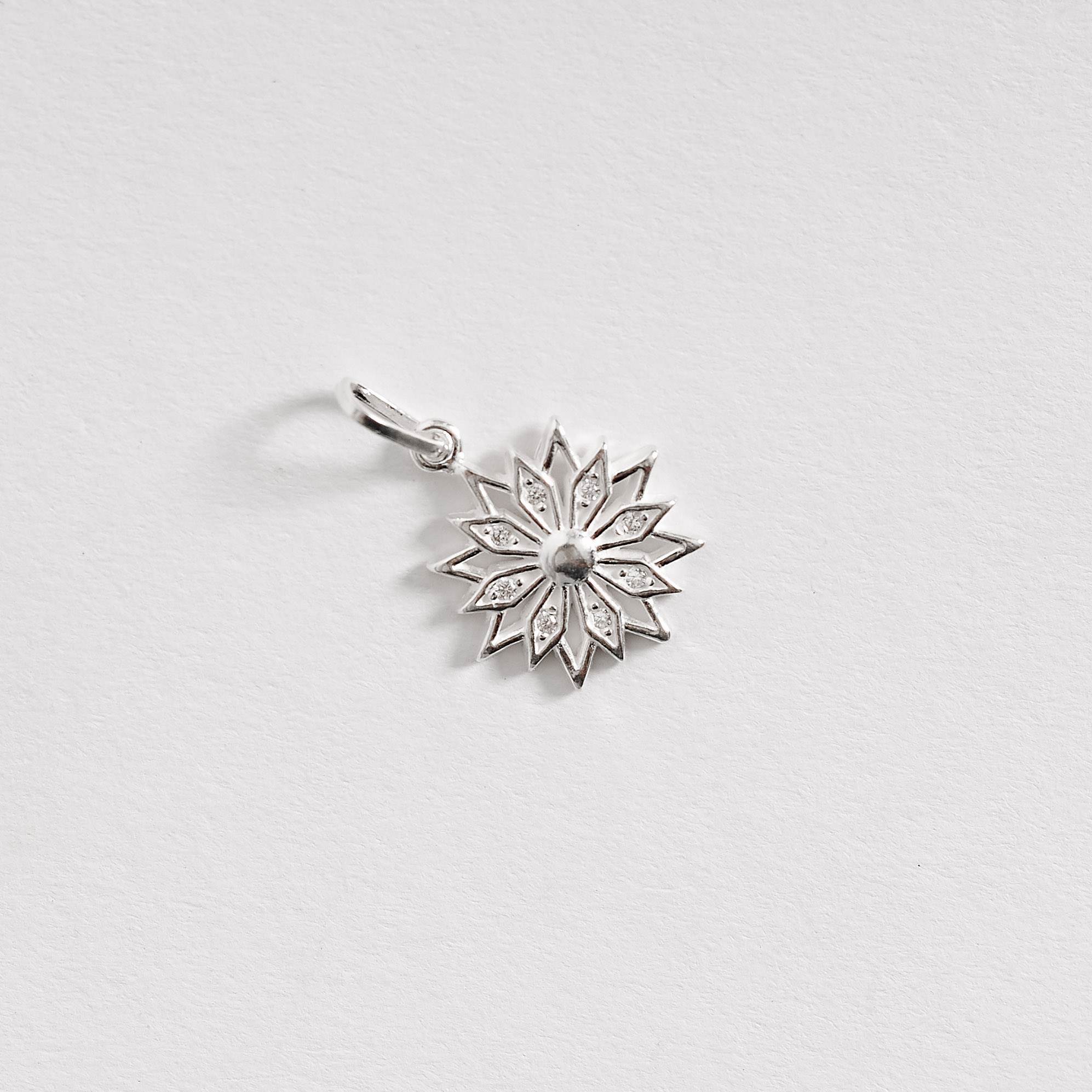 Pingente flor vazada cravejada 16mm