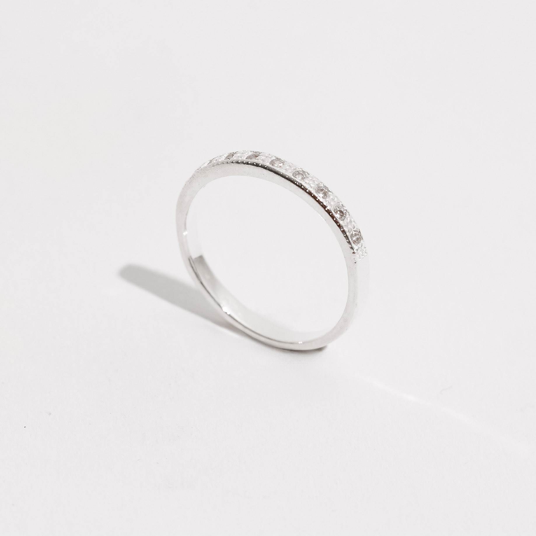 Anel meia aliança cravejada detalhe desenhado