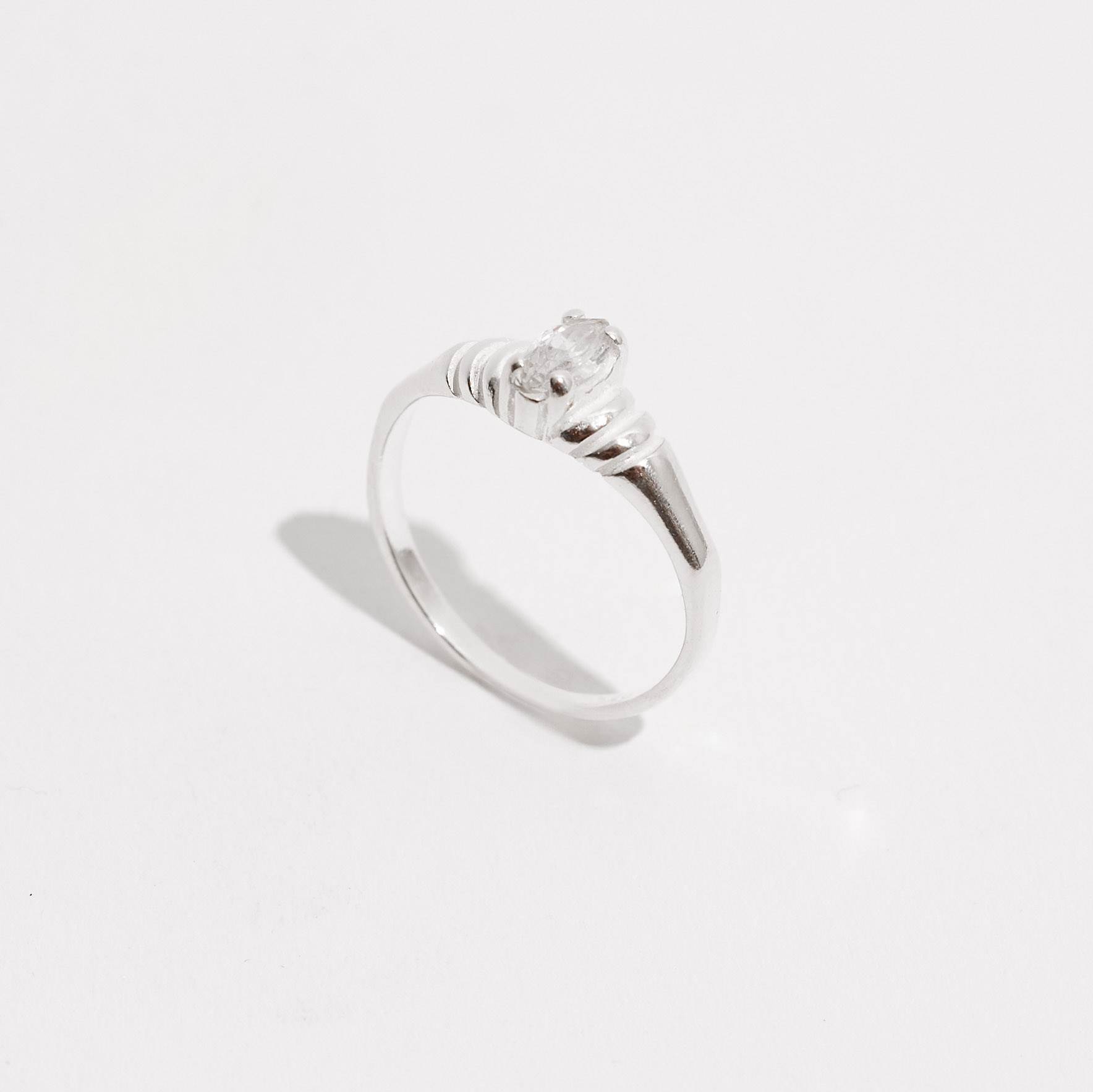 Anel solitário navete trabalhado