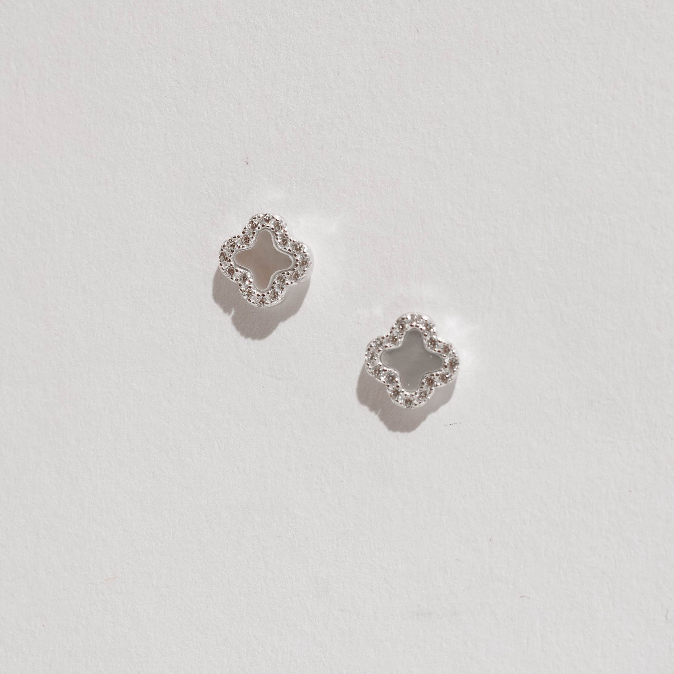 Brinco trevo madrepérola com cravejado 7mm