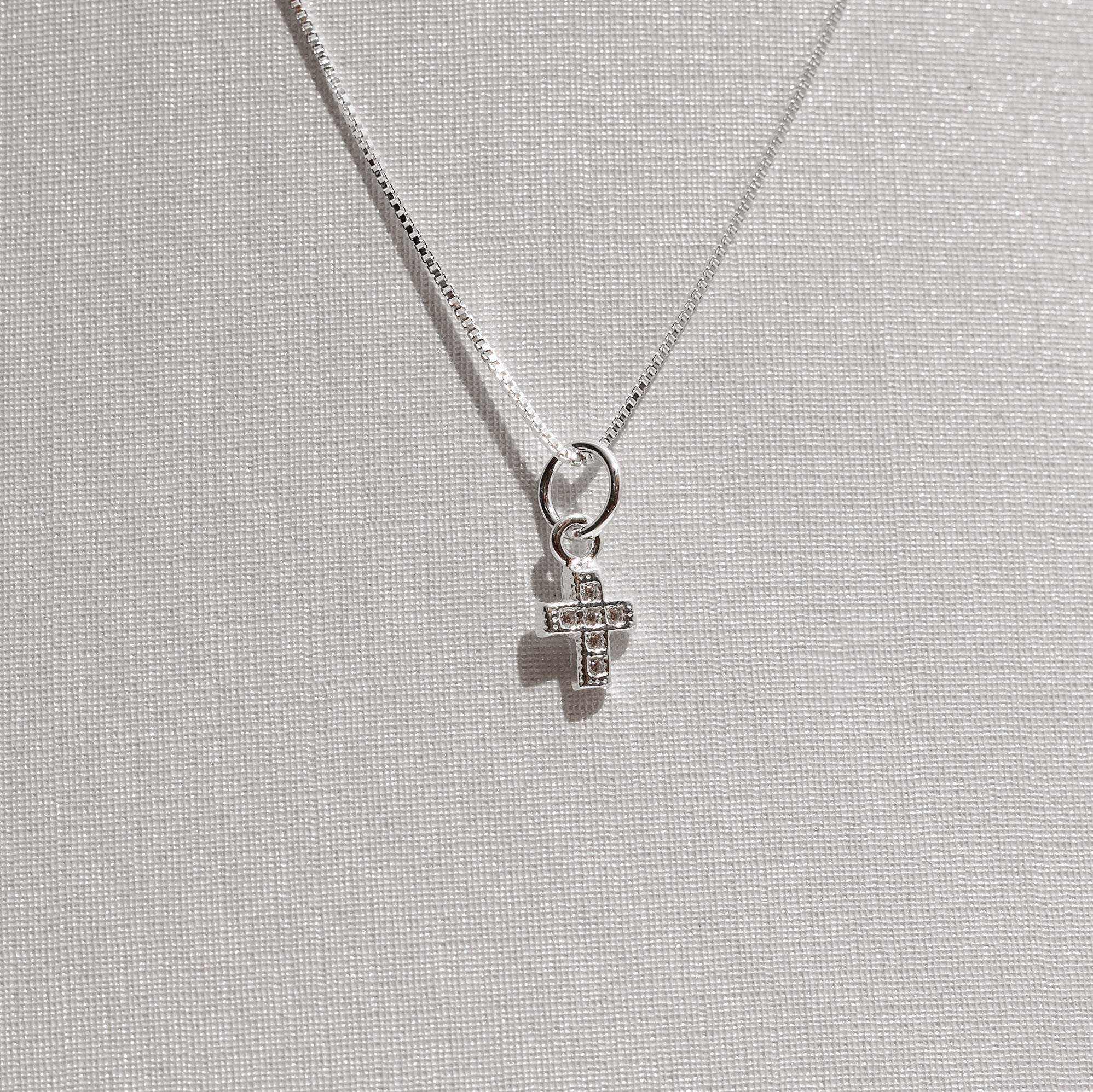 Colar pingente cruz cravejada 7mm 40cm
