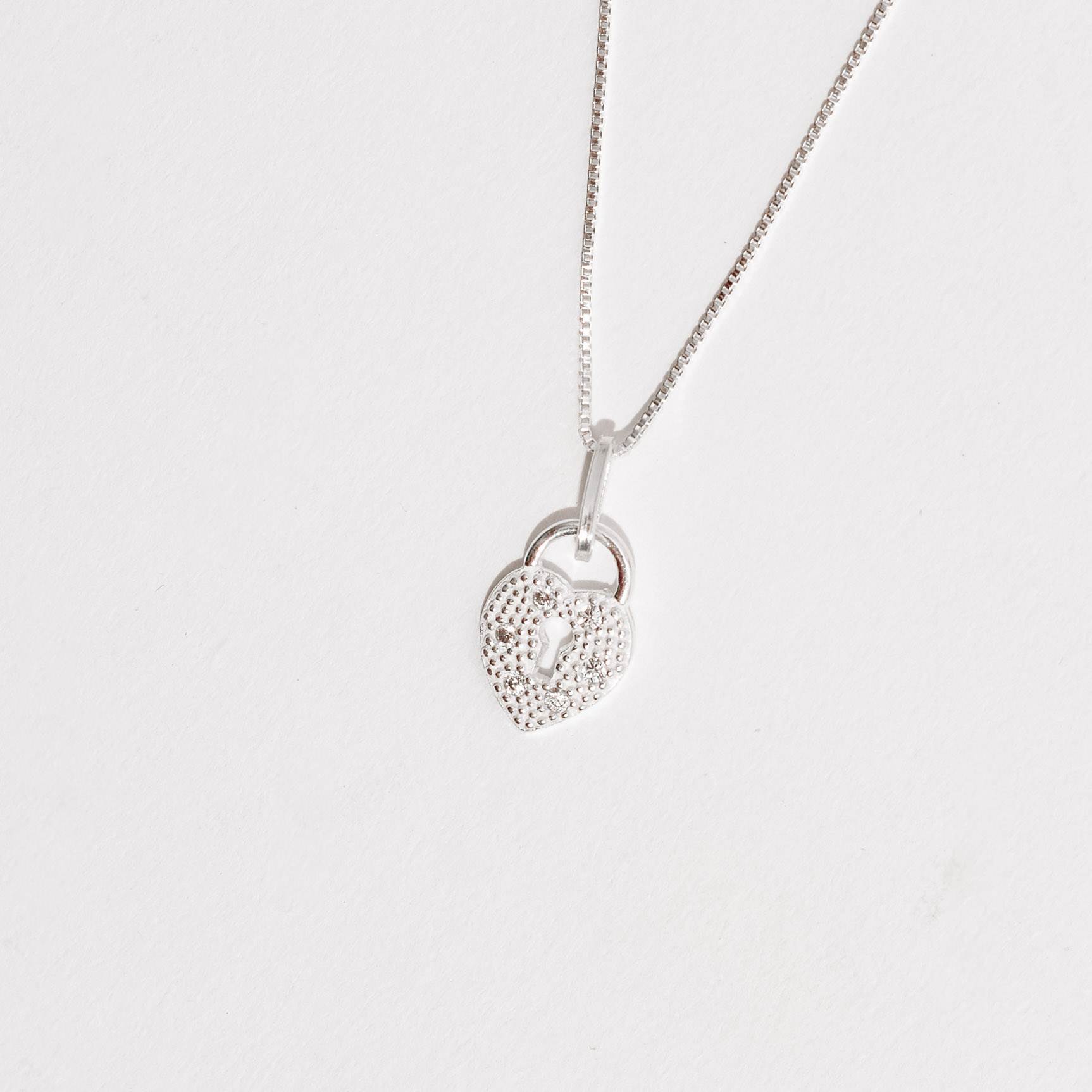 Colar pingente cadeado coração cravejado 13mm 45cm