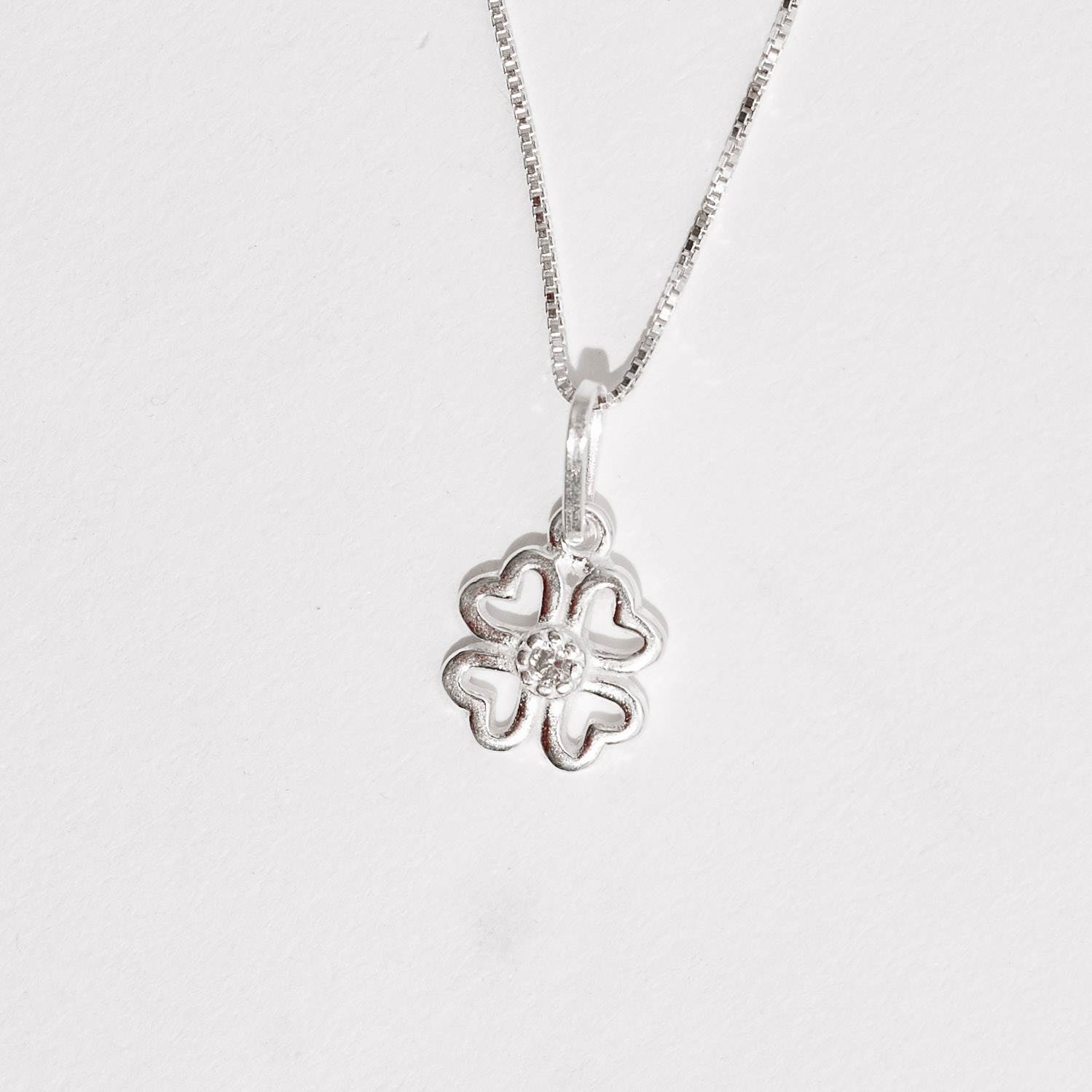 Colar pingente trevo vazado com zircônia 9mm 40cm