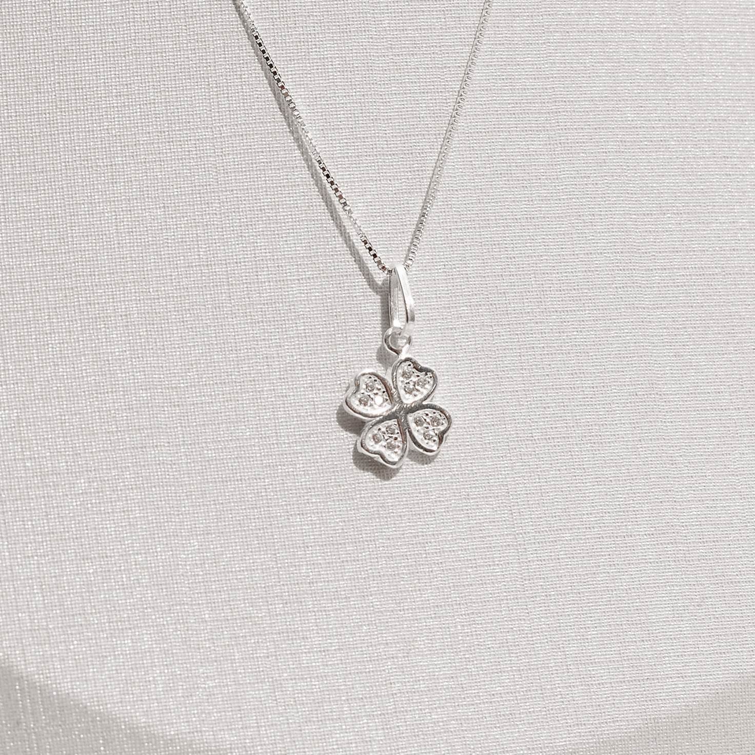 Colar pingente trevo com zircônias 11mm 45cm