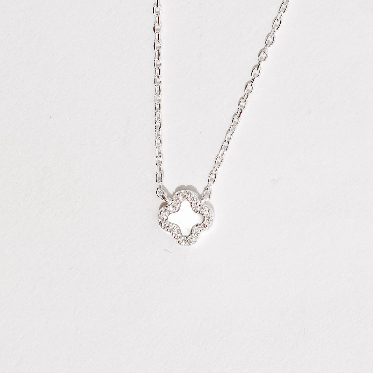 Colar trevo madrepérola com cravejado 7mm 40cm com extensor