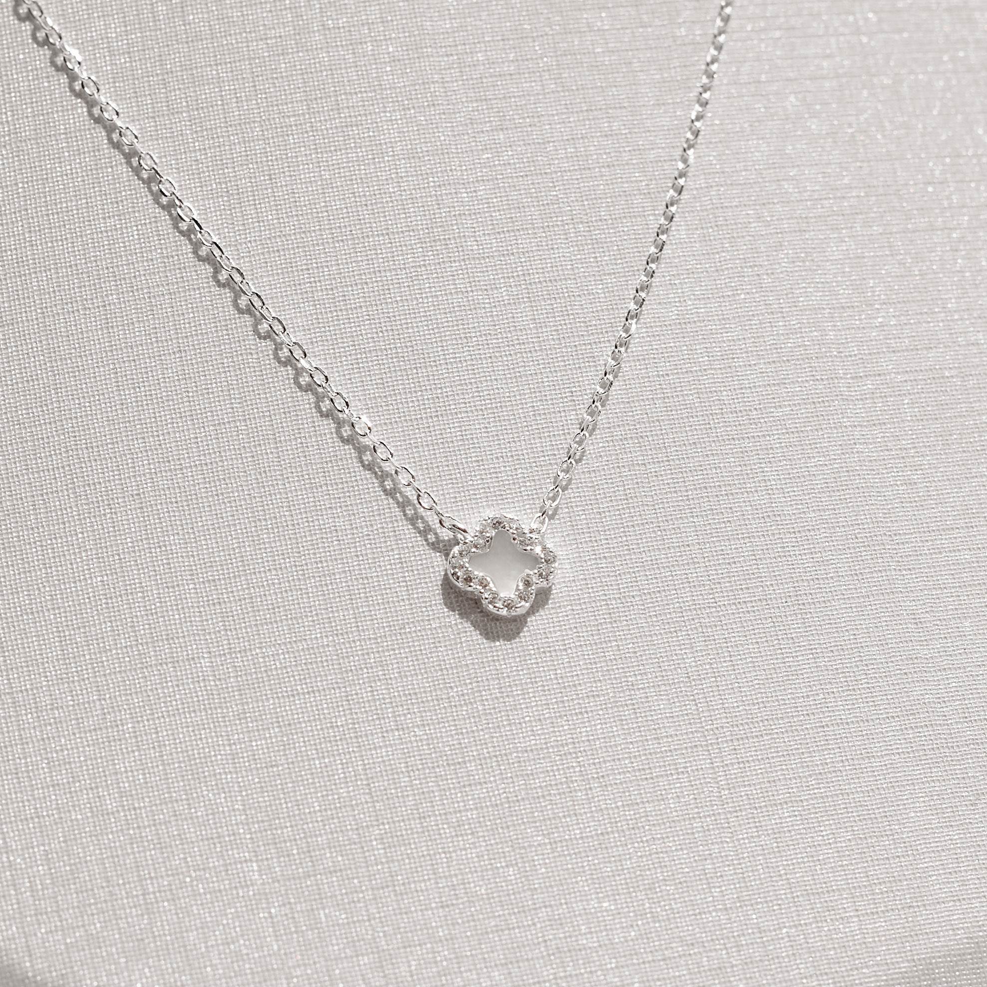 Imagem Secundária Colar trevo madrepérola com cravejado 7mm 45+5cm