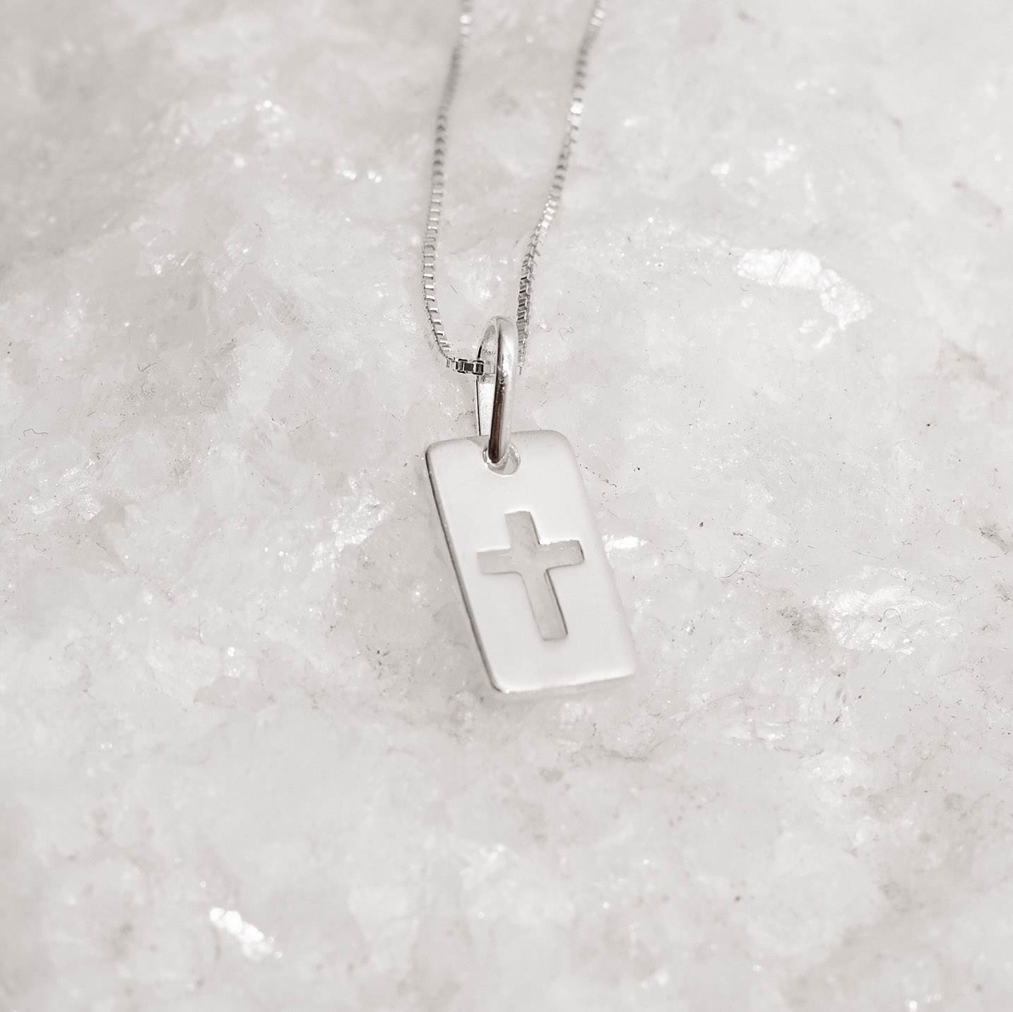 Colar pingente placa cruz vazada 13mm 45cm