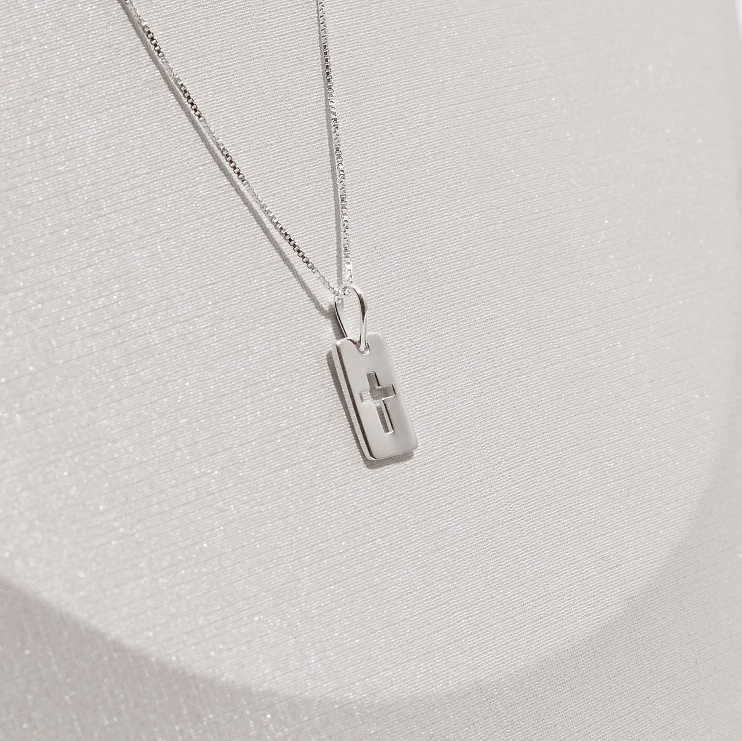 Imagem Secundária Colar pingente placa cruz vazada 13mm 45cm