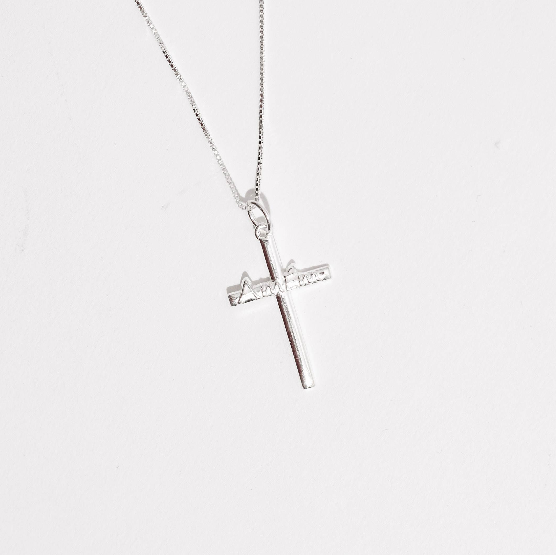 Colar pingente cruz escrito Amém 26mm 45cm