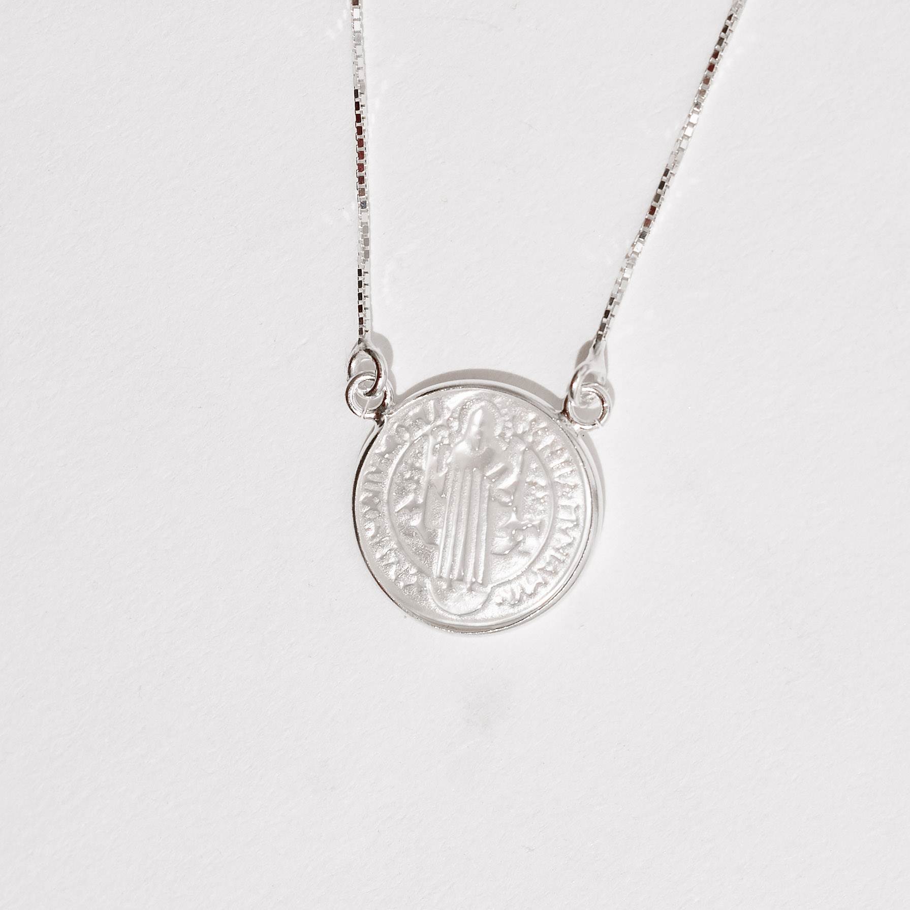 Colar entremeio medalha São Bento madrepérola 16mm 45cm