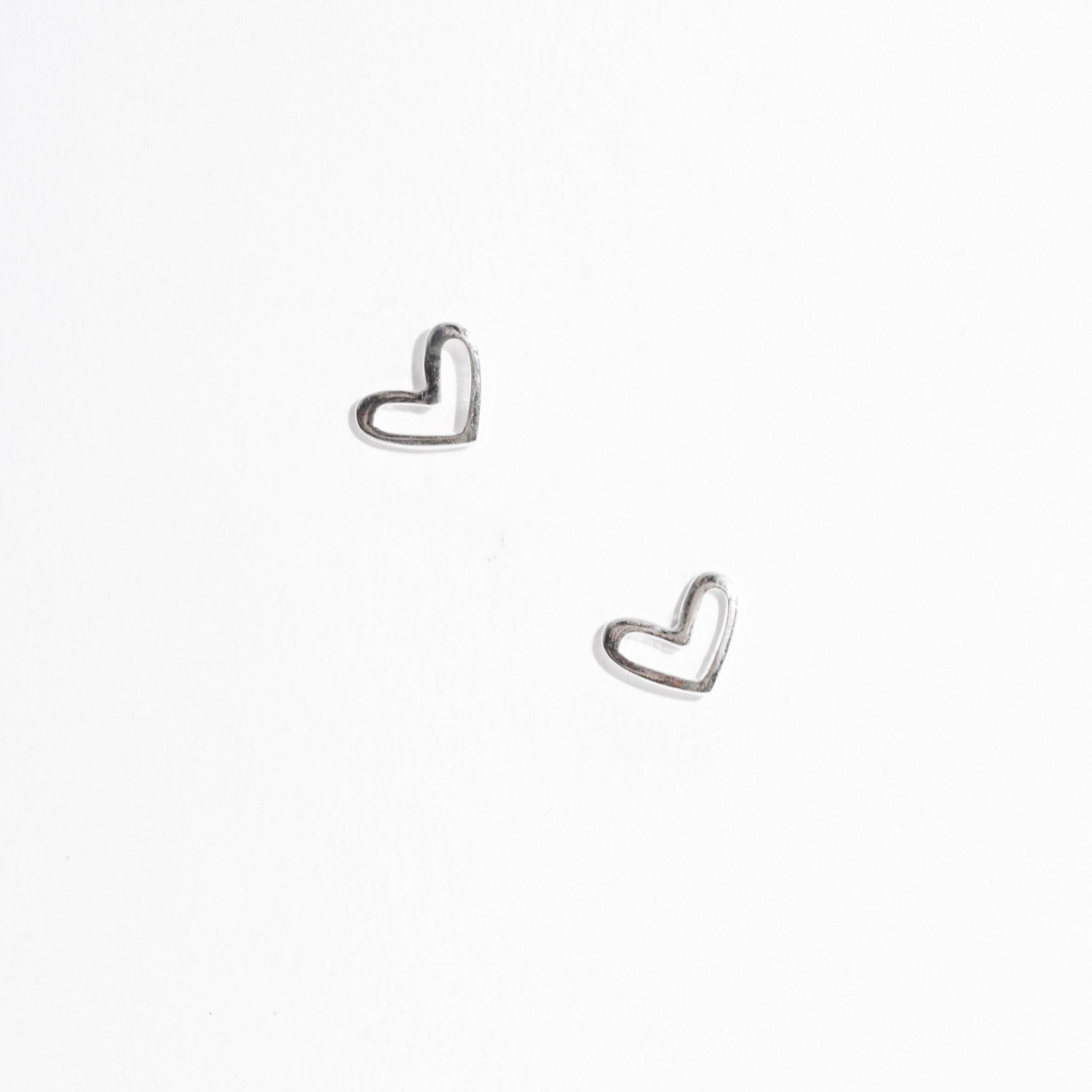 Brinco coração liso vazado 9mm