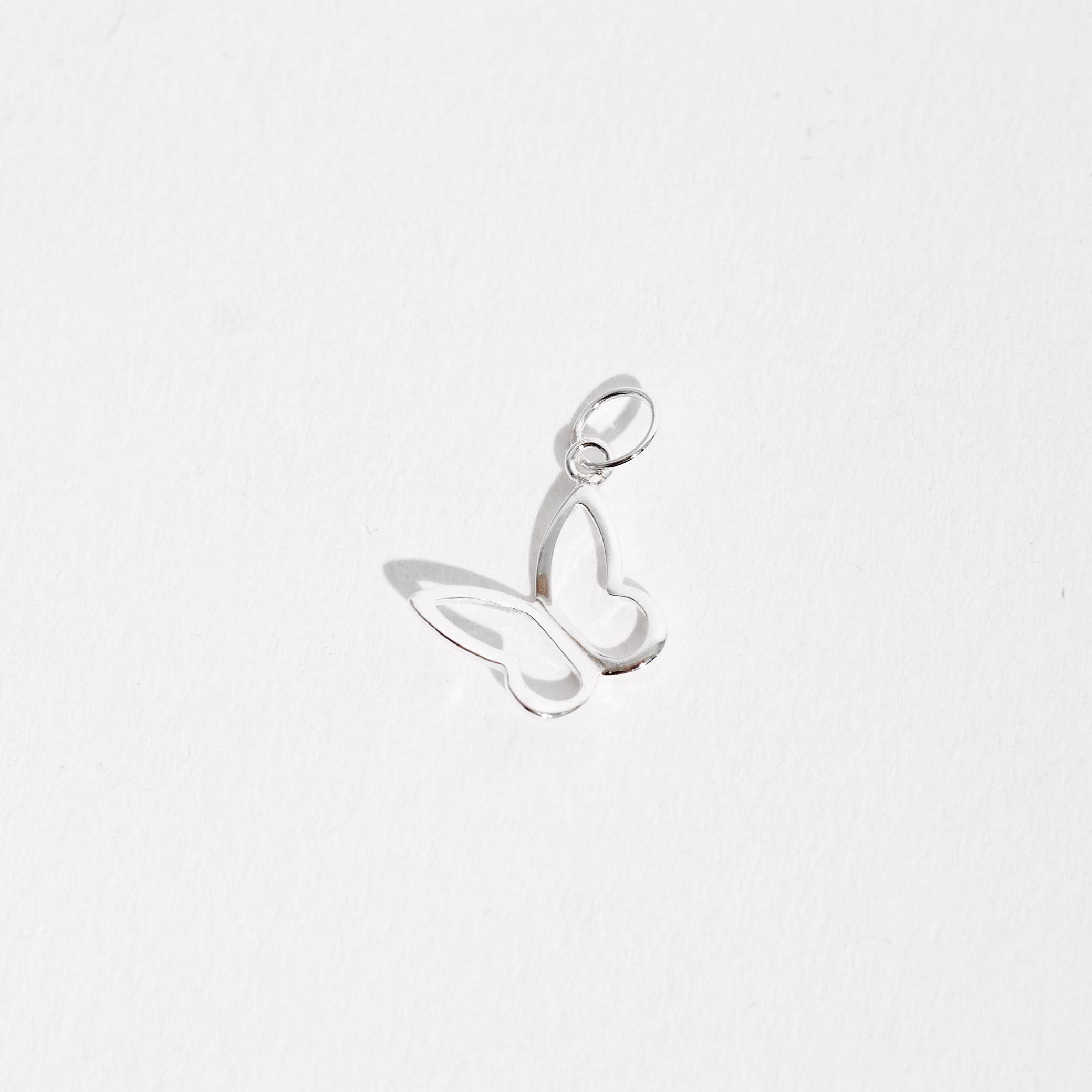 Pingente borboleta vazada de lado 11mm