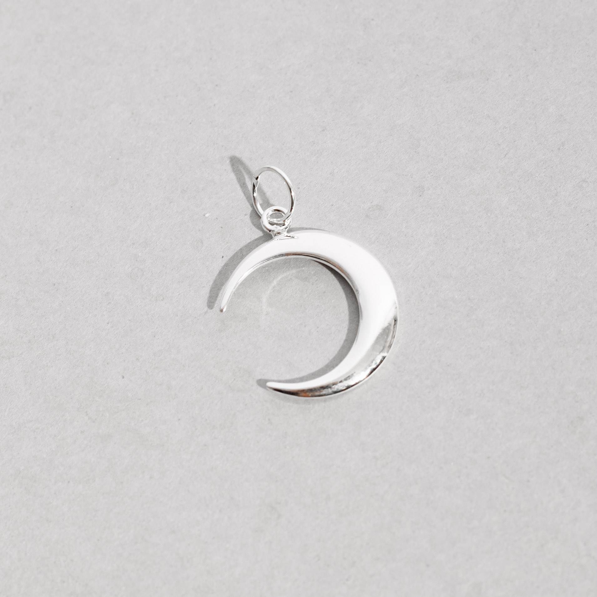 Pingente lua fina 16mm