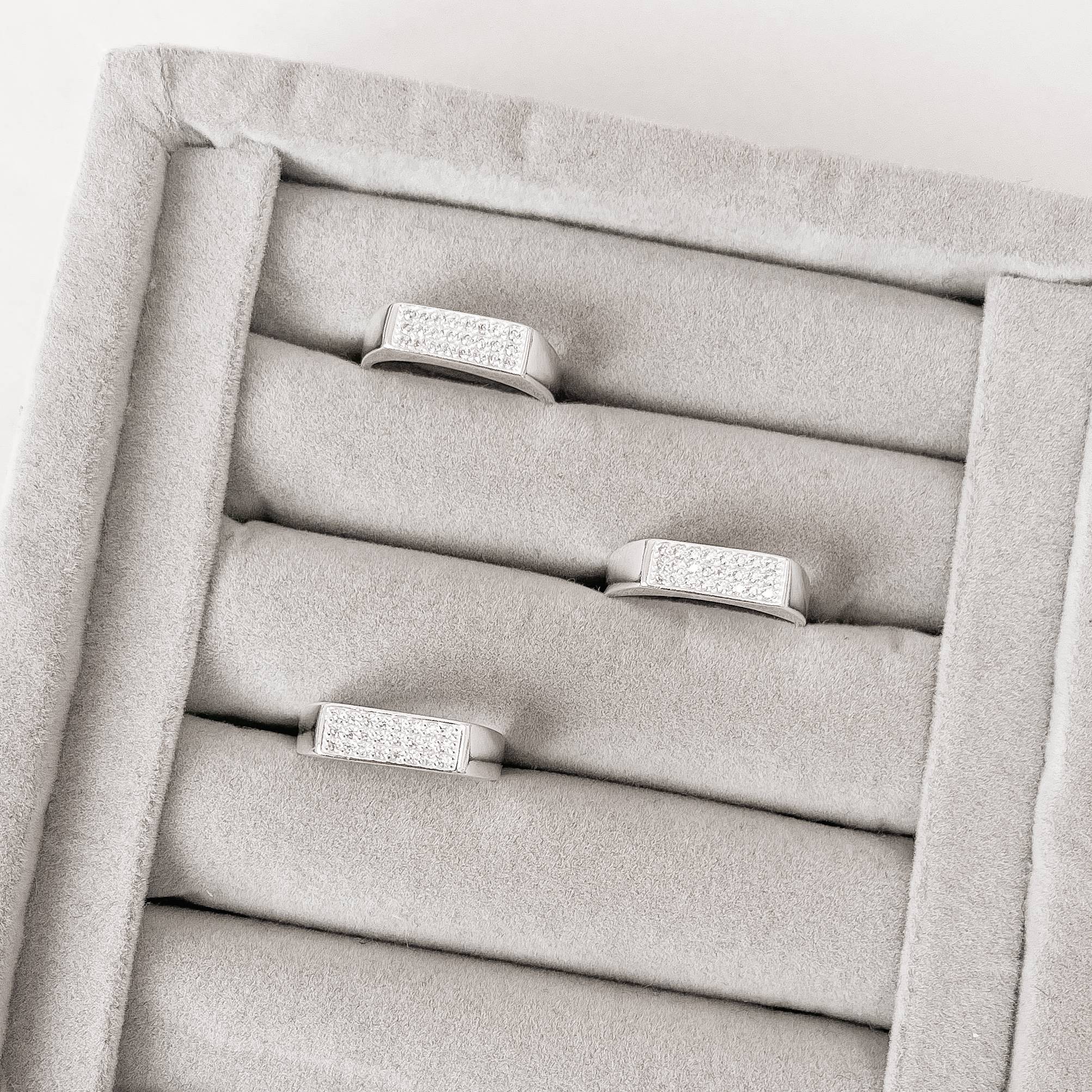 Anel largo reto cravejado