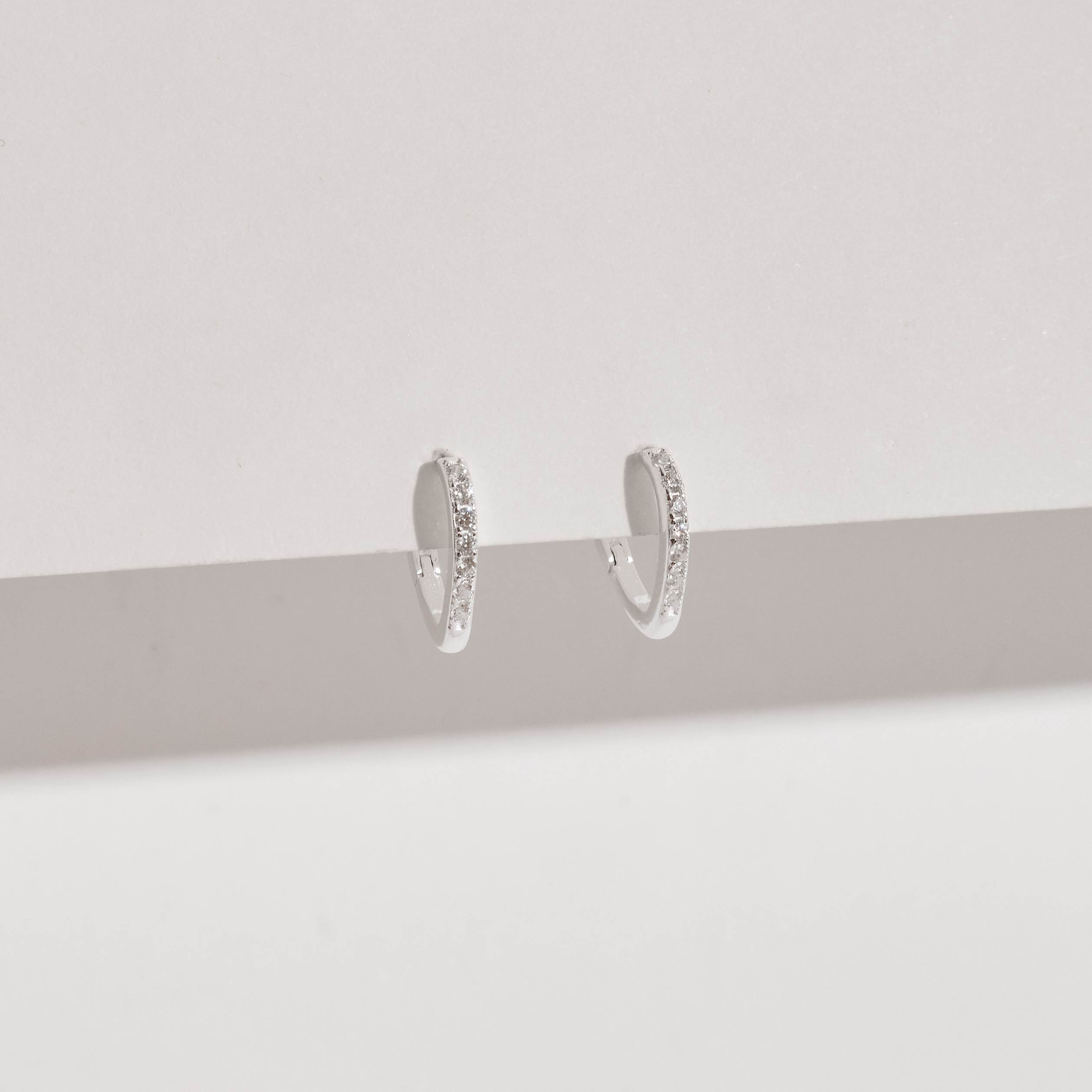 Imagem Argola click gota 13mm cravejada cristal