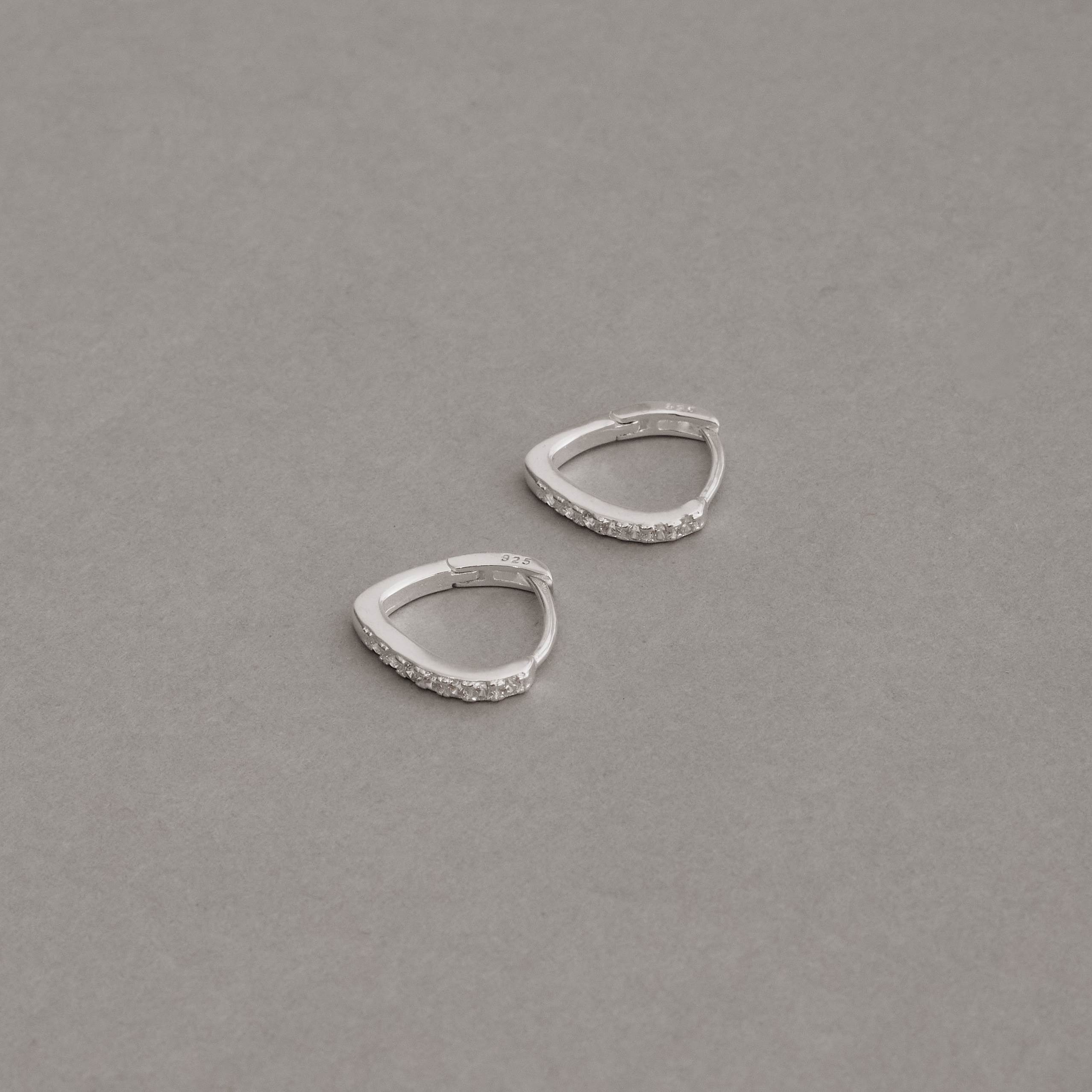 Imagem Secundária Argola click gota 13mm cravejada cristal