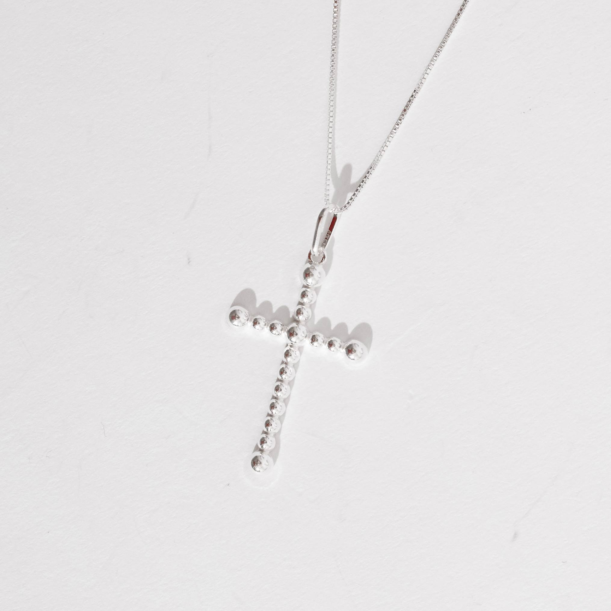 Colar pingente cruz fio bolinhas 30mm 45cm