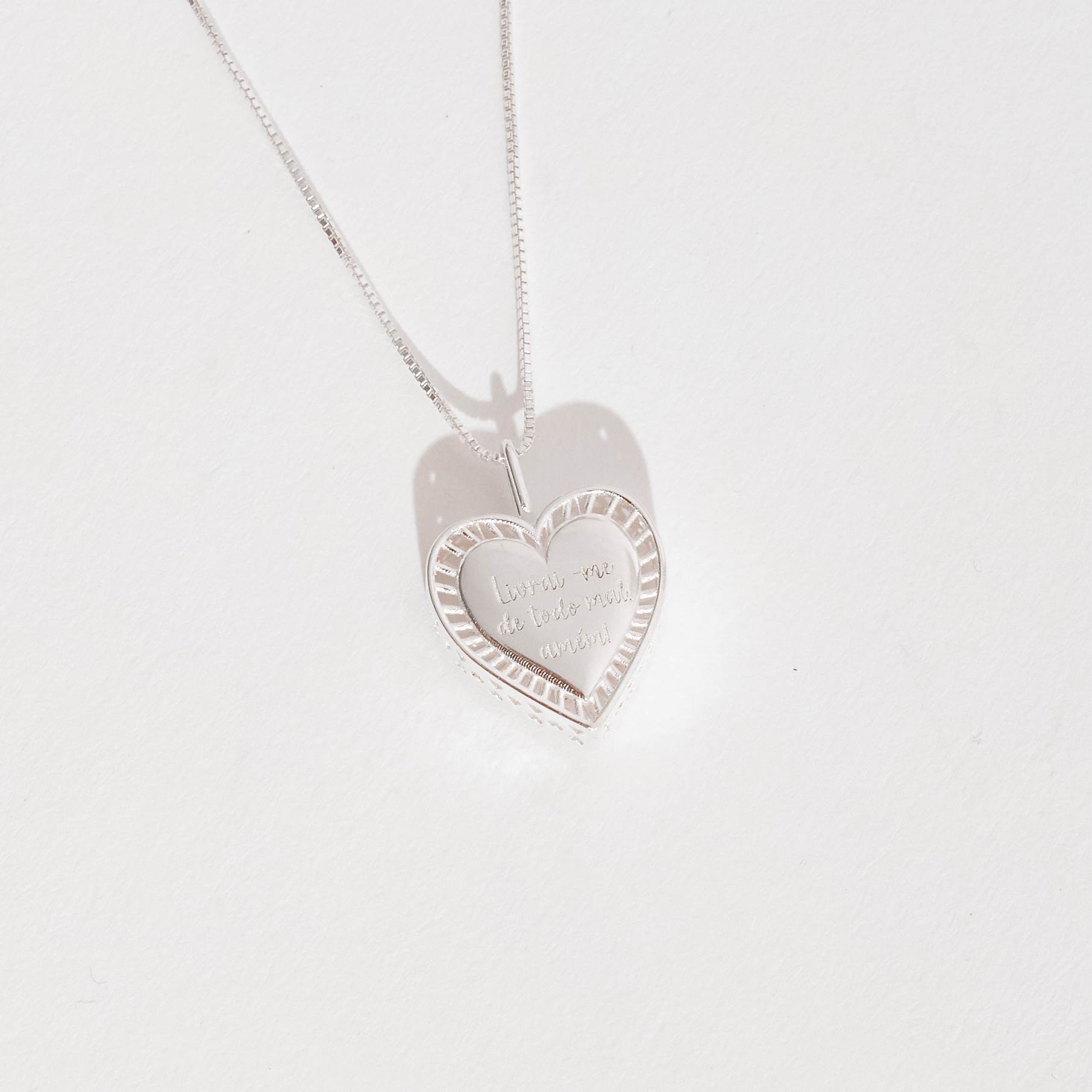 Imagem Colar pingente coração dupla face cruz e Livrai-me de todo mal amém 16mm 45cm