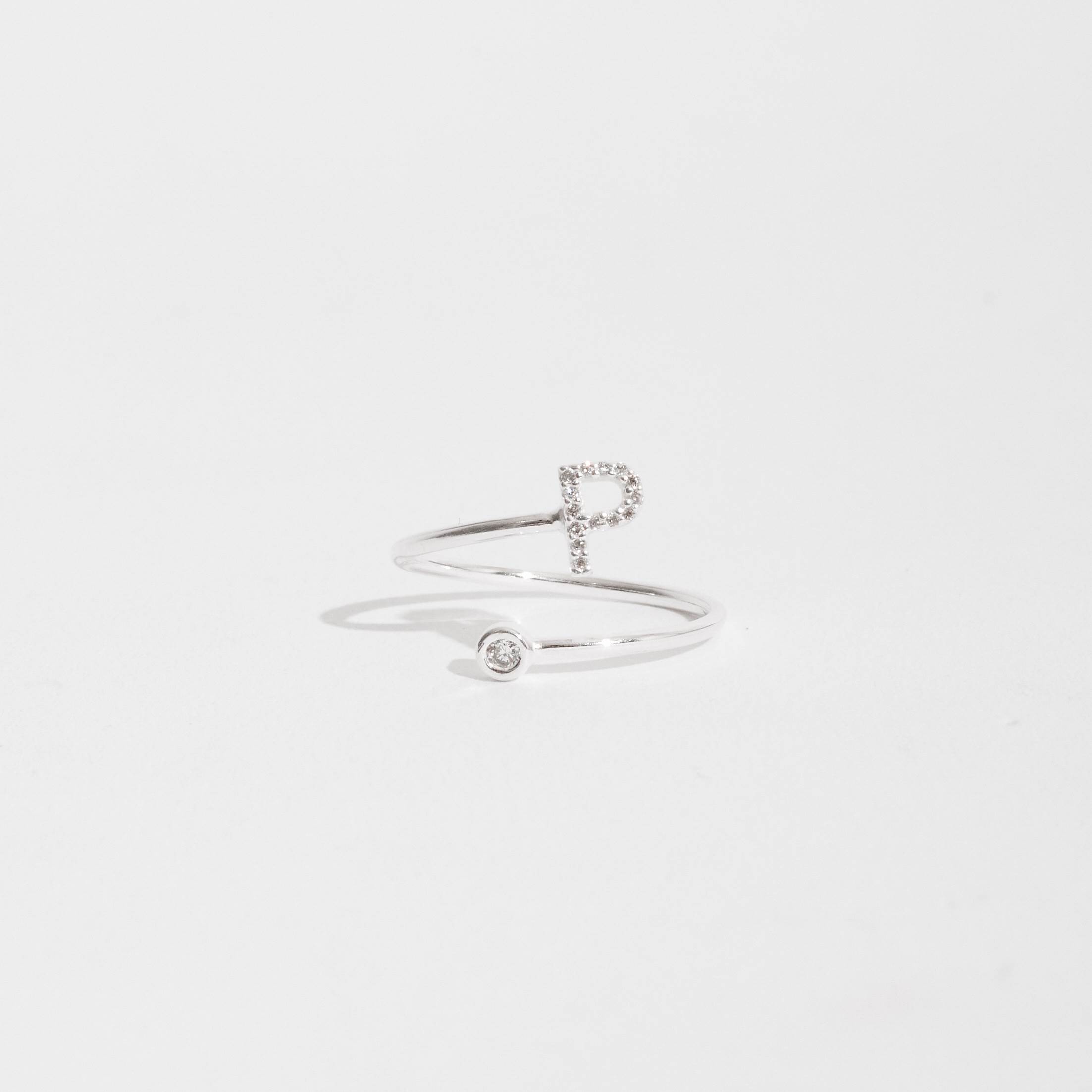 Anel letra P cravejada e zircônia regulável P