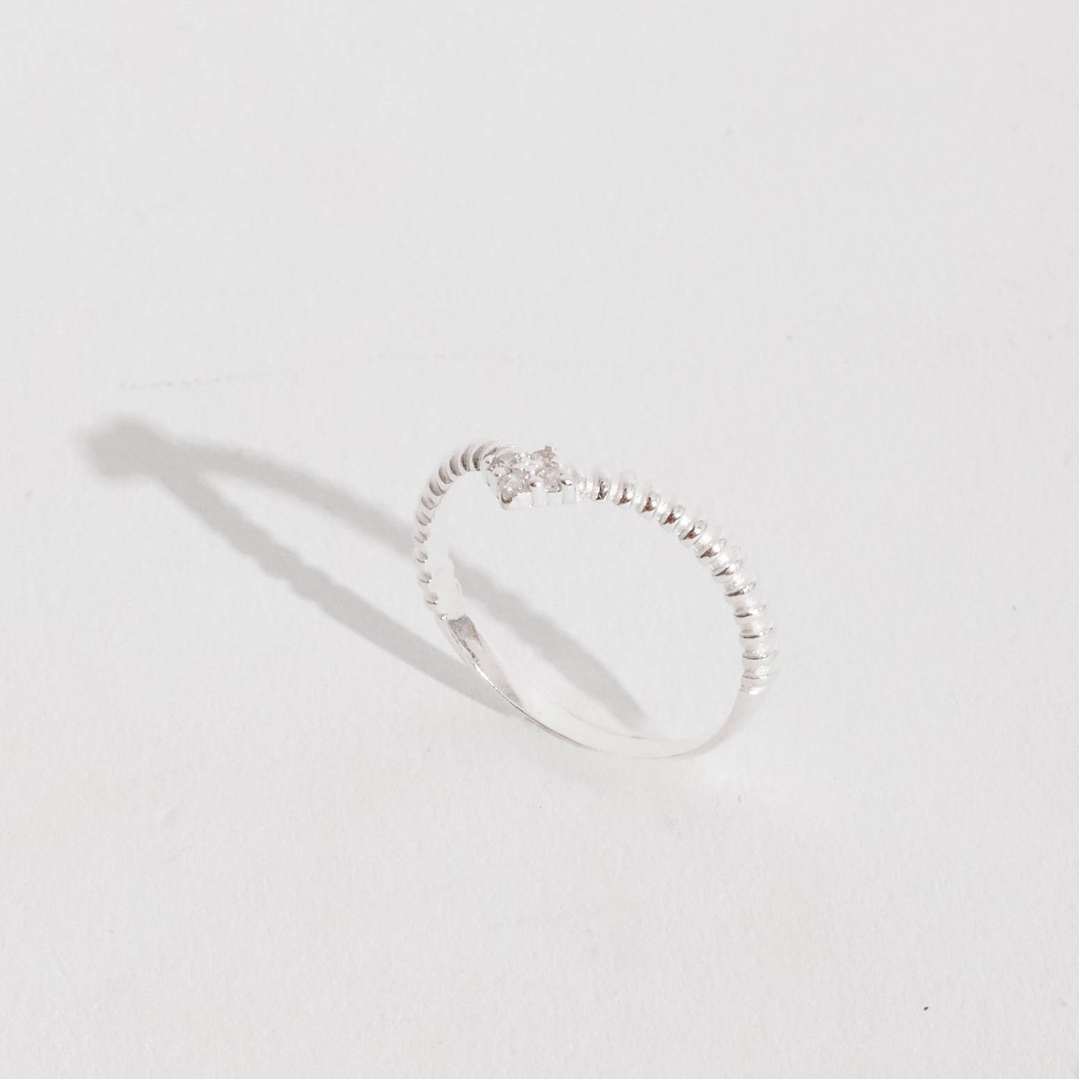 Anel V riscado com zircônias