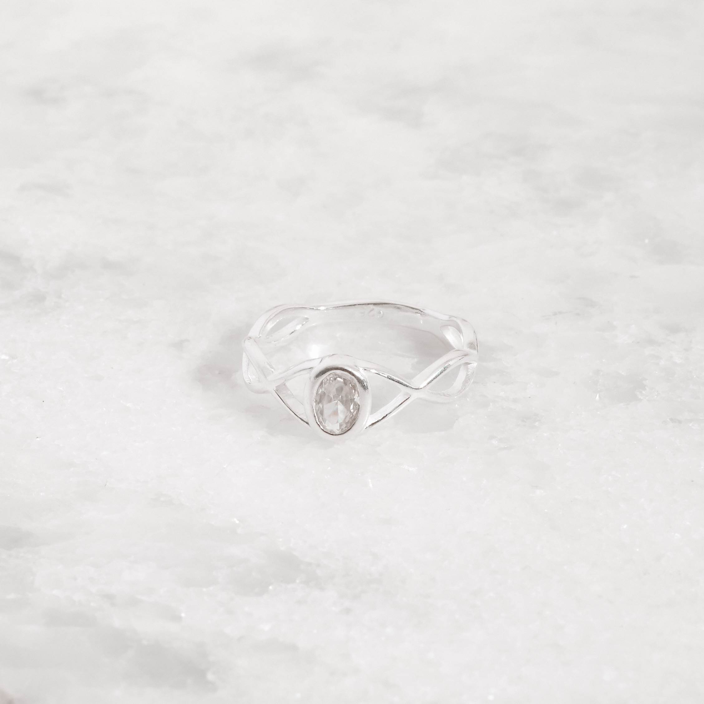 Anel zircônia oval detalhe trançado