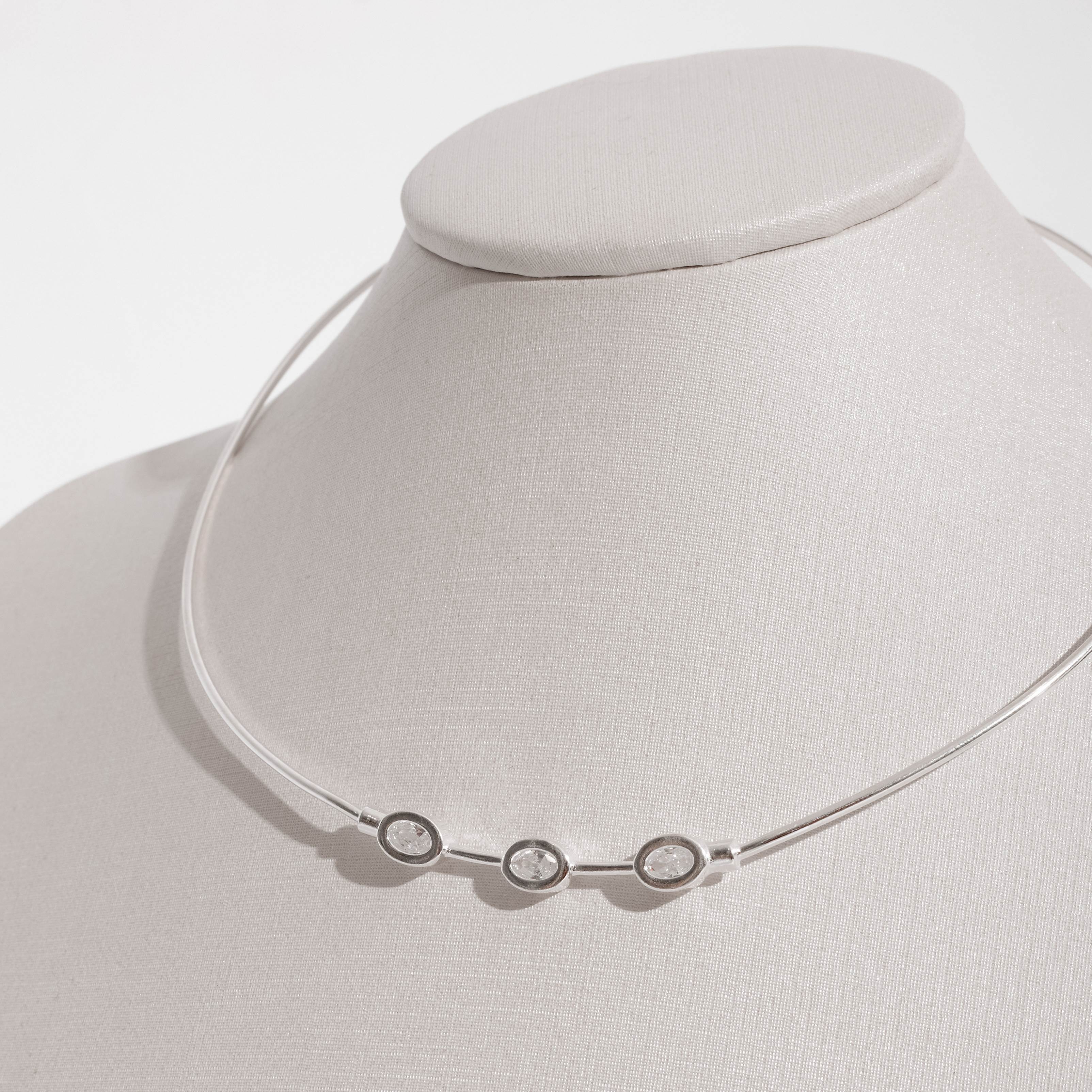 Imagem Colar aro 3 zircônias ovais aberto