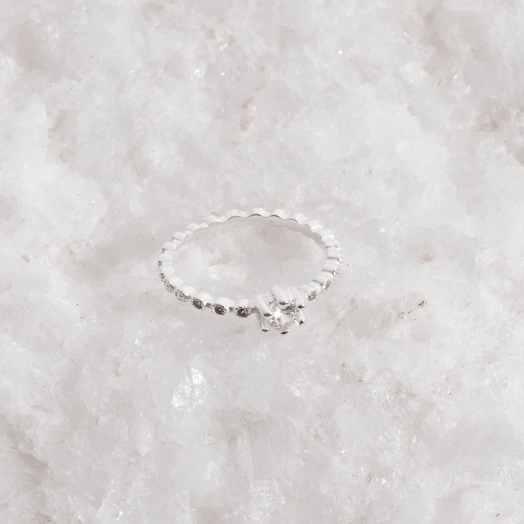 Imagem Secundária Anel solitário fio bolinhas detalhe cravejado