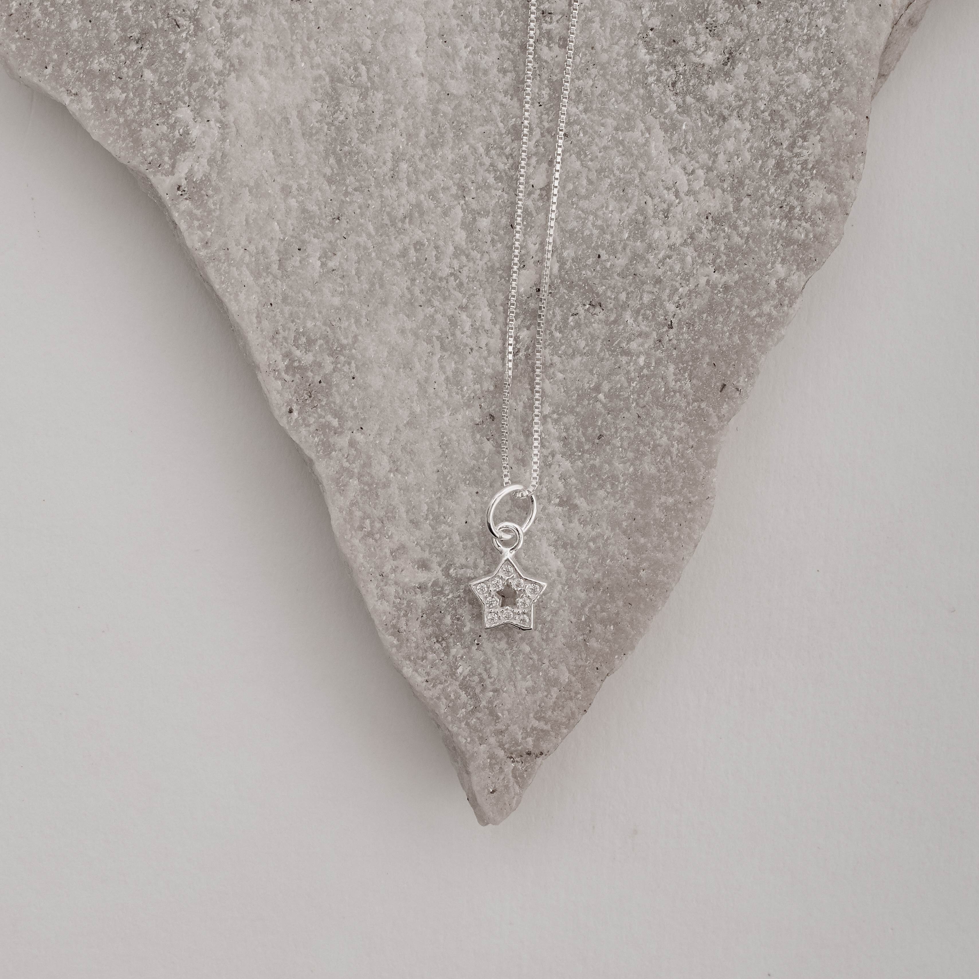 Imagem Secundária Colar pingente estrela vazada cravejada 7mm 40cm