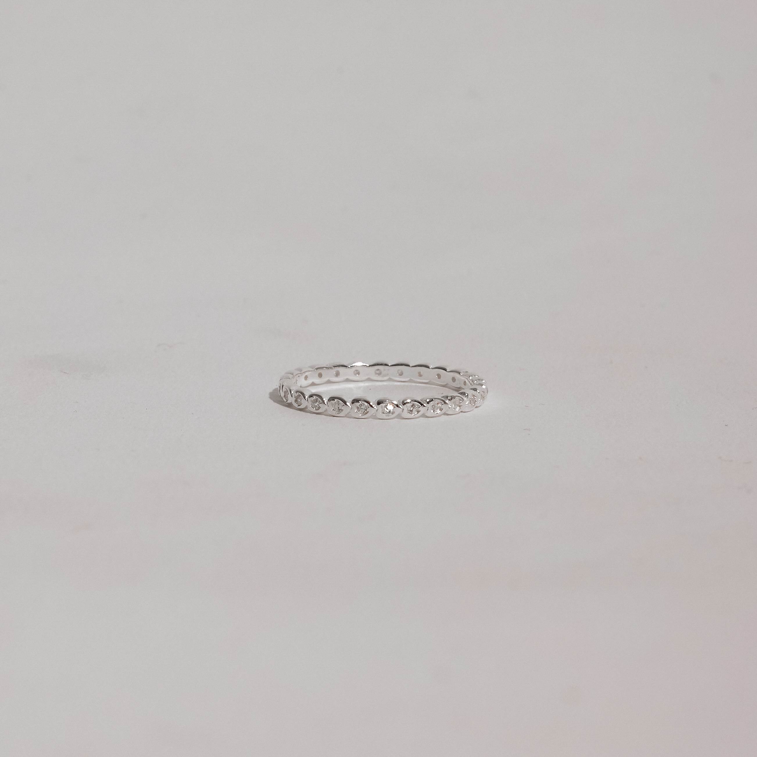 Imagem Anel aliança com cravejado cristal