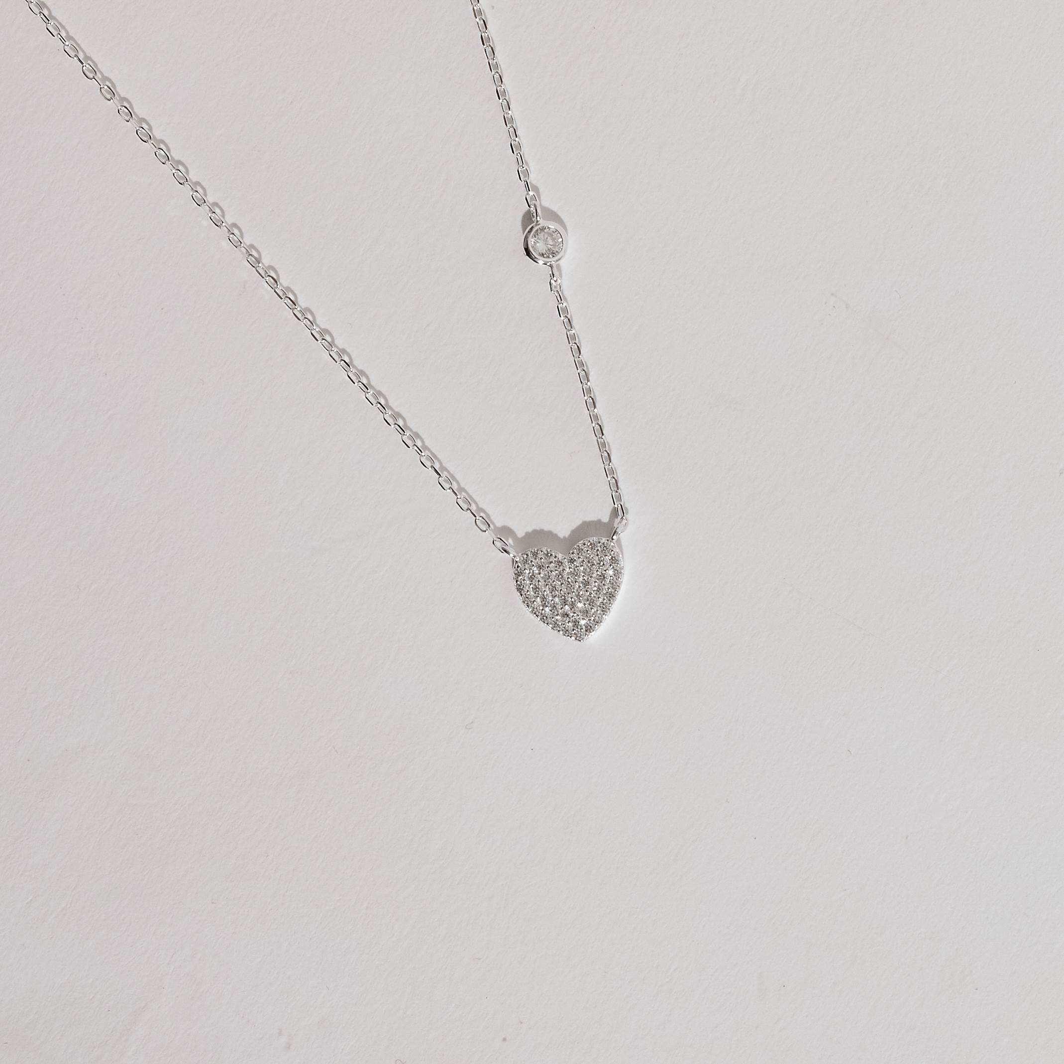 Imagem Colar entremeios coração cravejado 10mm e zircônia redonda corrente cadeado 40+5cm