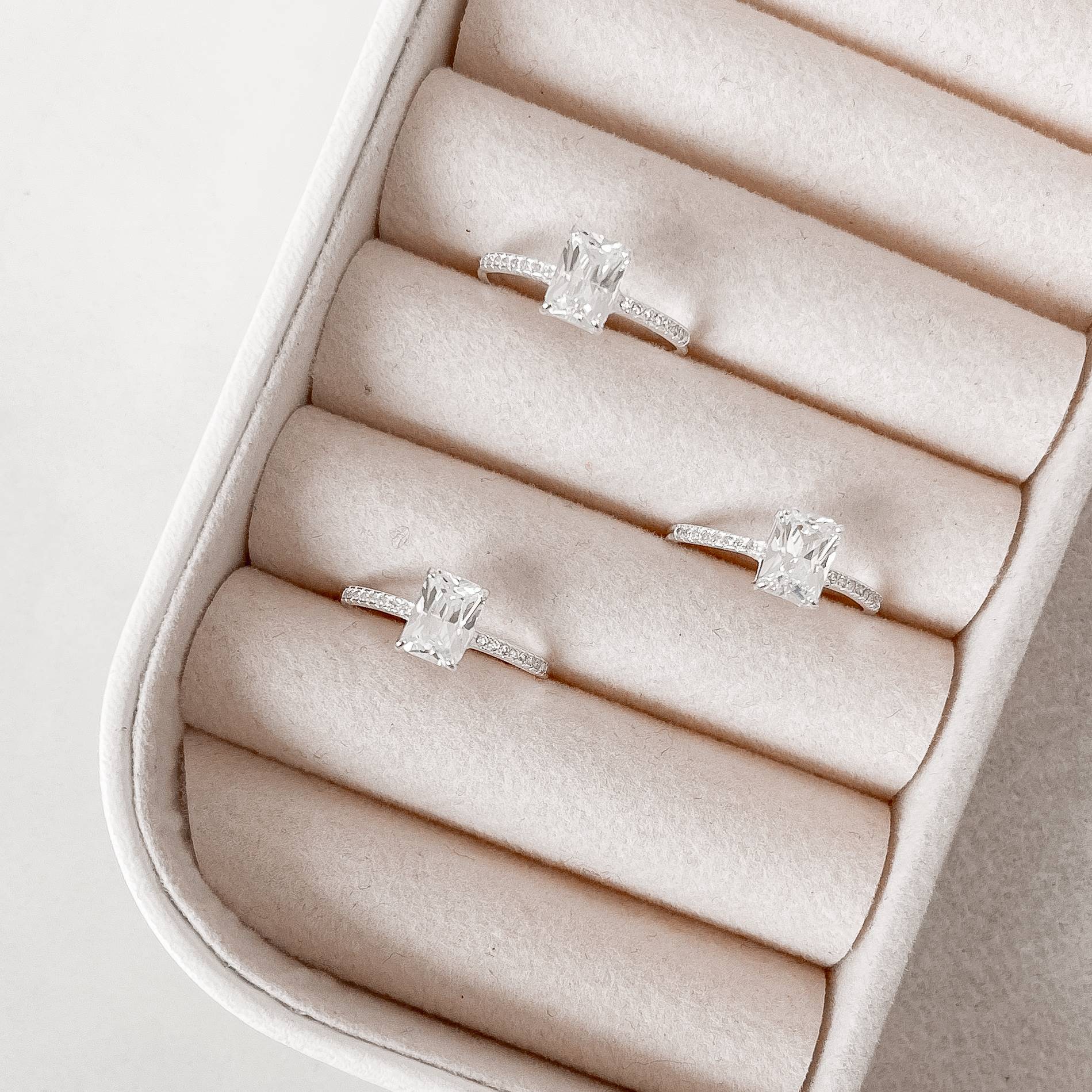 Anel solitário zircônia retangular detalhe cravejado