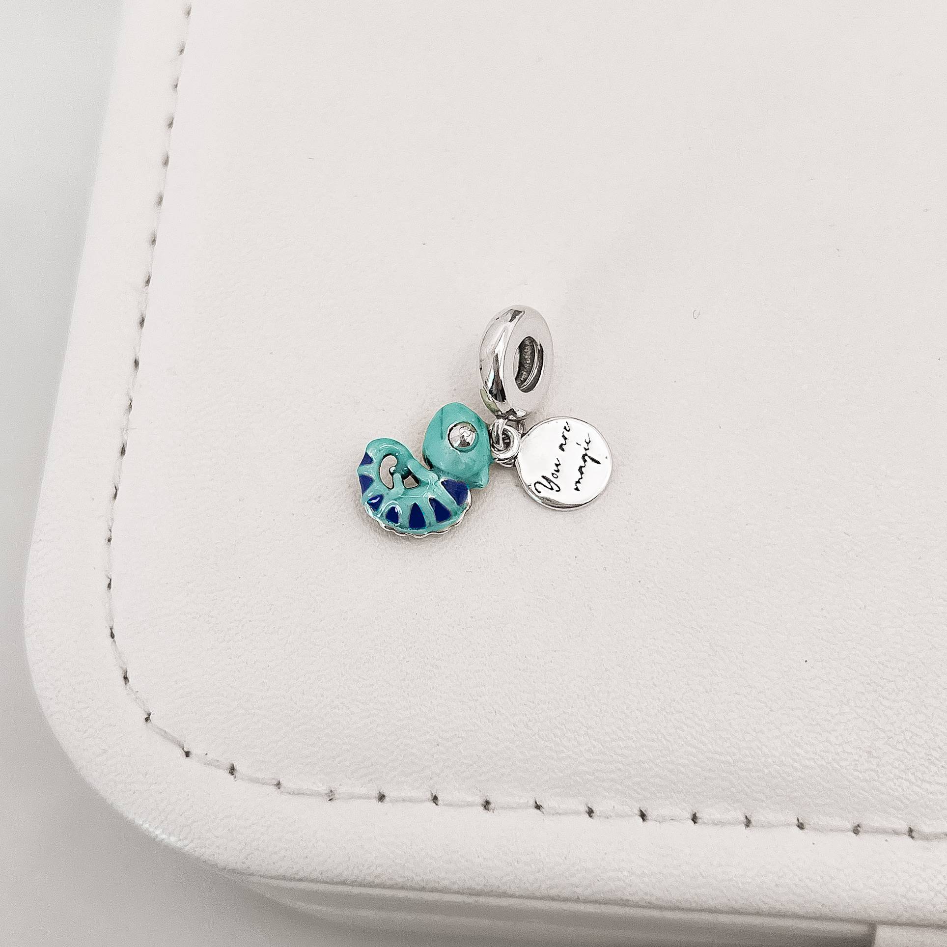 Berloque pingentes camaleão e placa escrito you are magic