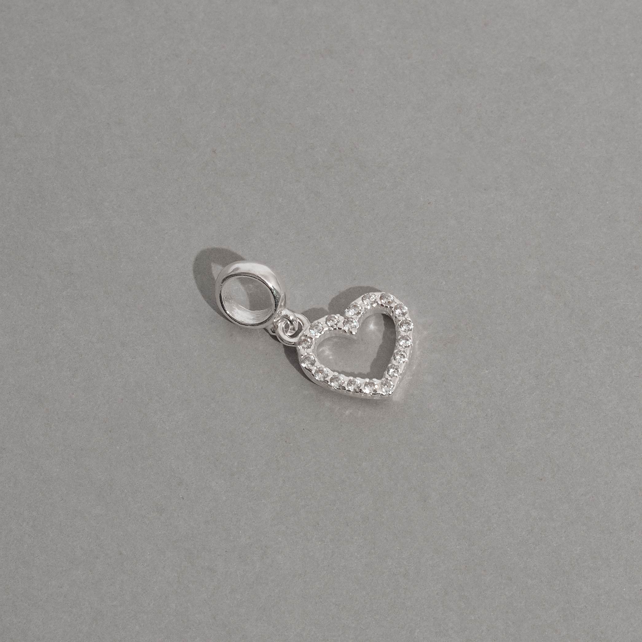 Berloque pingente coração de lado vazado cravejado 11mm