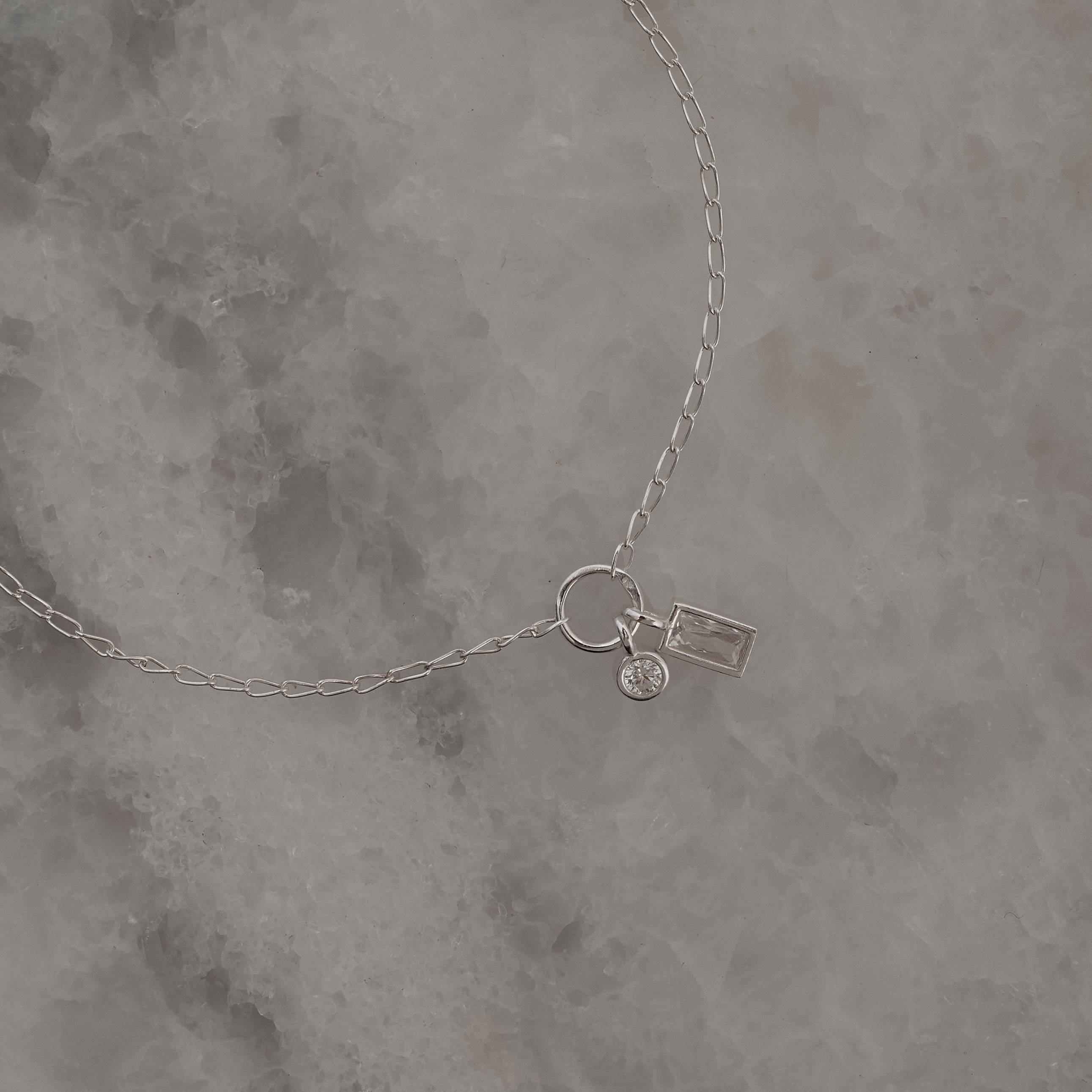 Imagem Secundária Pulseira entremeio círculo pingentes zircônias redonda e retangular