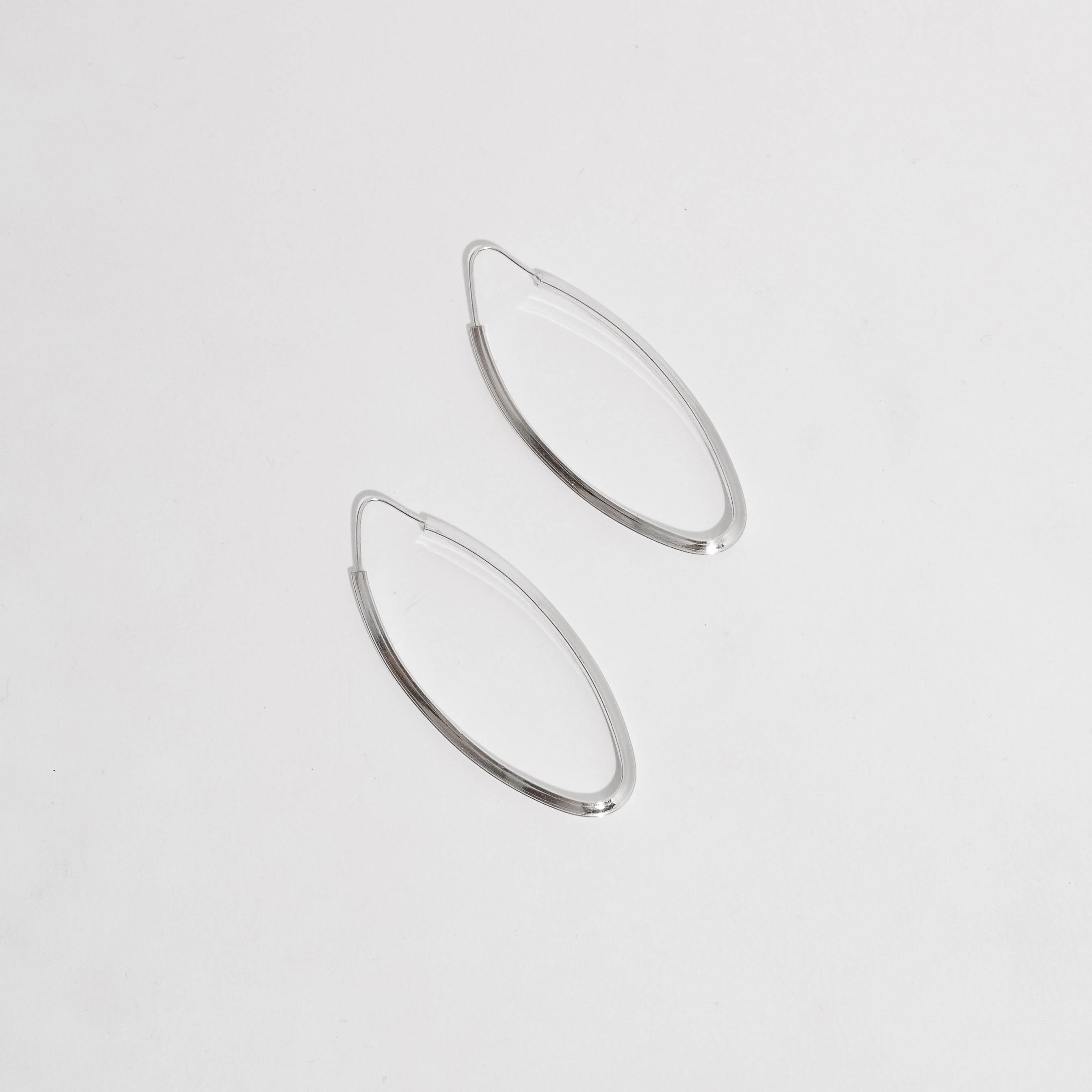 Argola oval 50x21mm fio triângulo