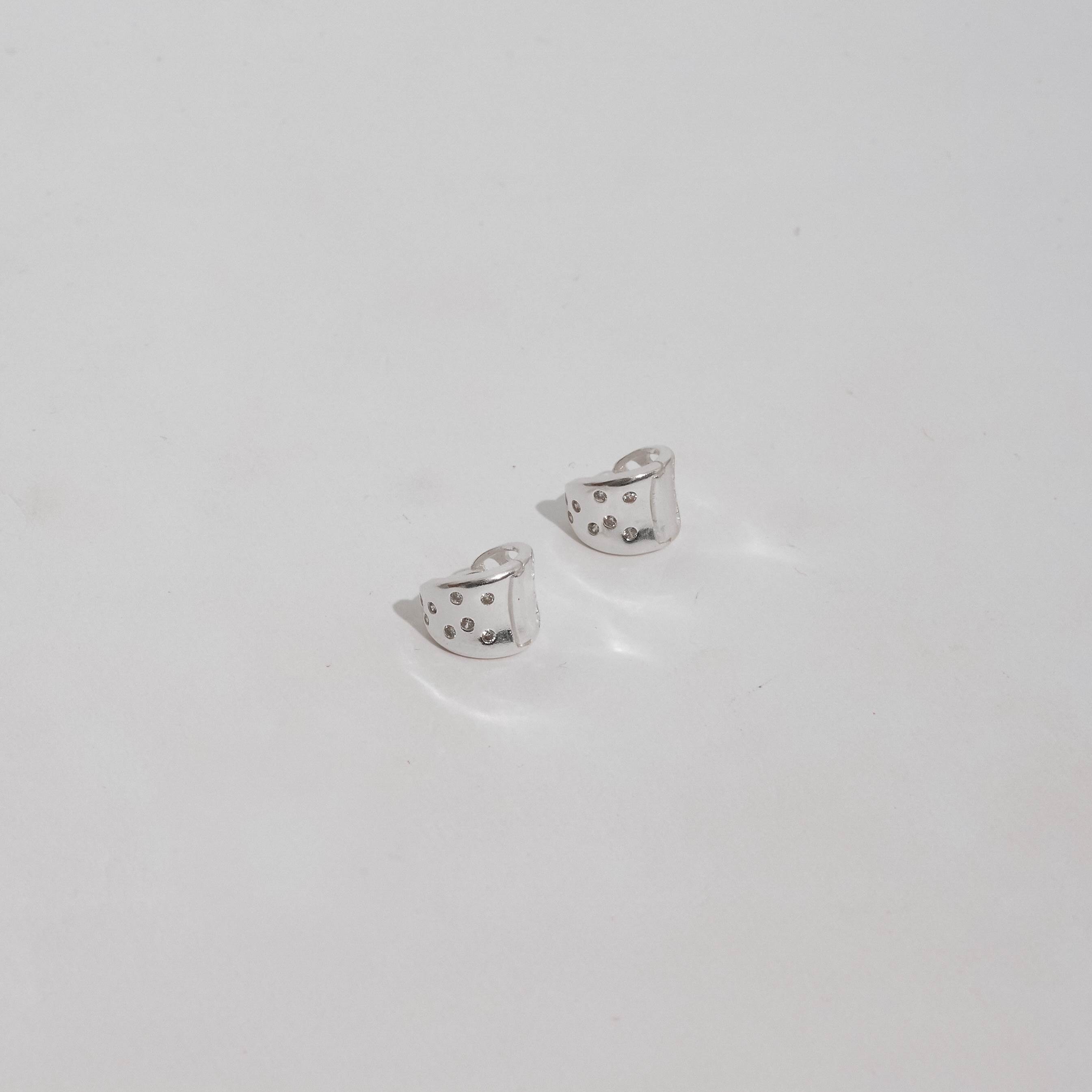 Argola click larga com zircônias 10mm detalhe corações vazados