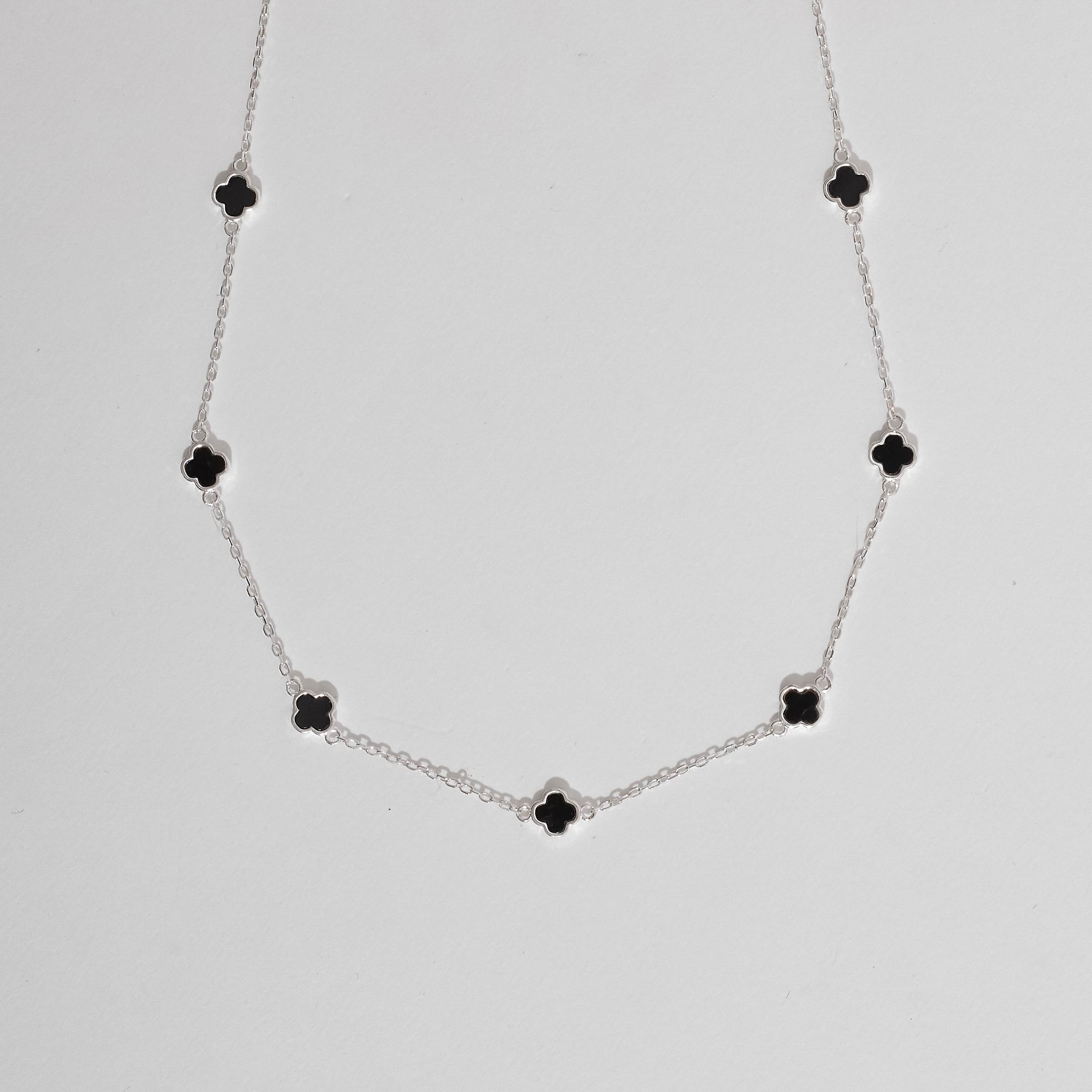 Colar entremeio trevos pedra ônix 6mm corrente cadeado 60+5cm