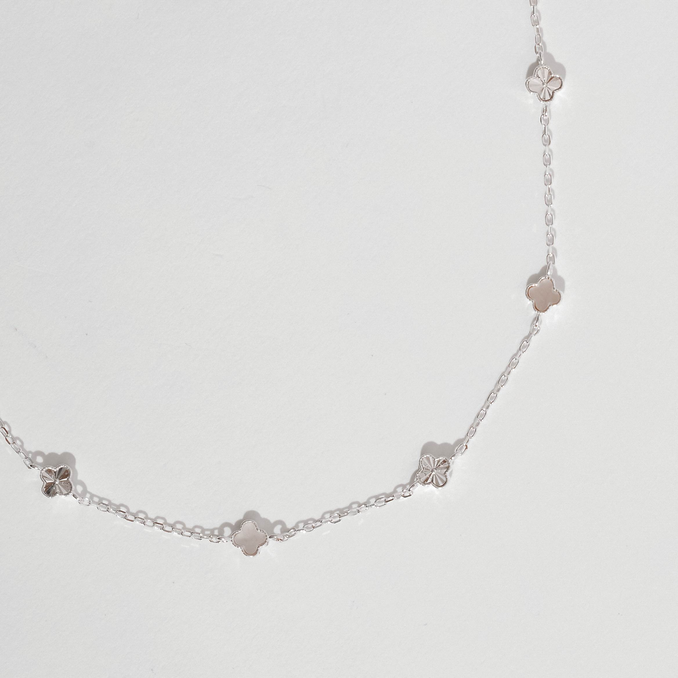 Colar entremeio trevos madrepérola e vinco 5mm corrente cadeado 60+5cm