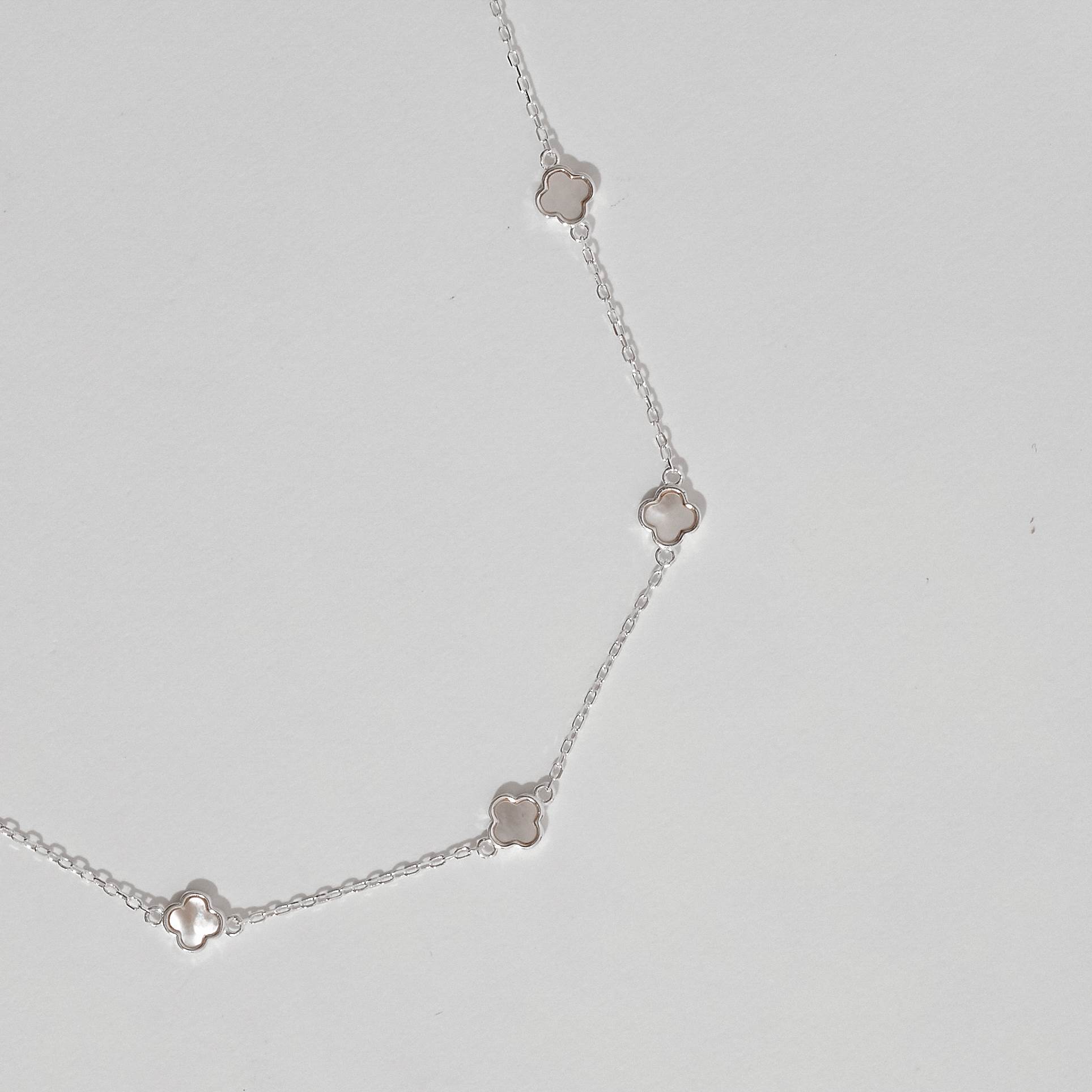 Colar entremeio trevos madrepérola 6mm corrente cadeado 45+5cm