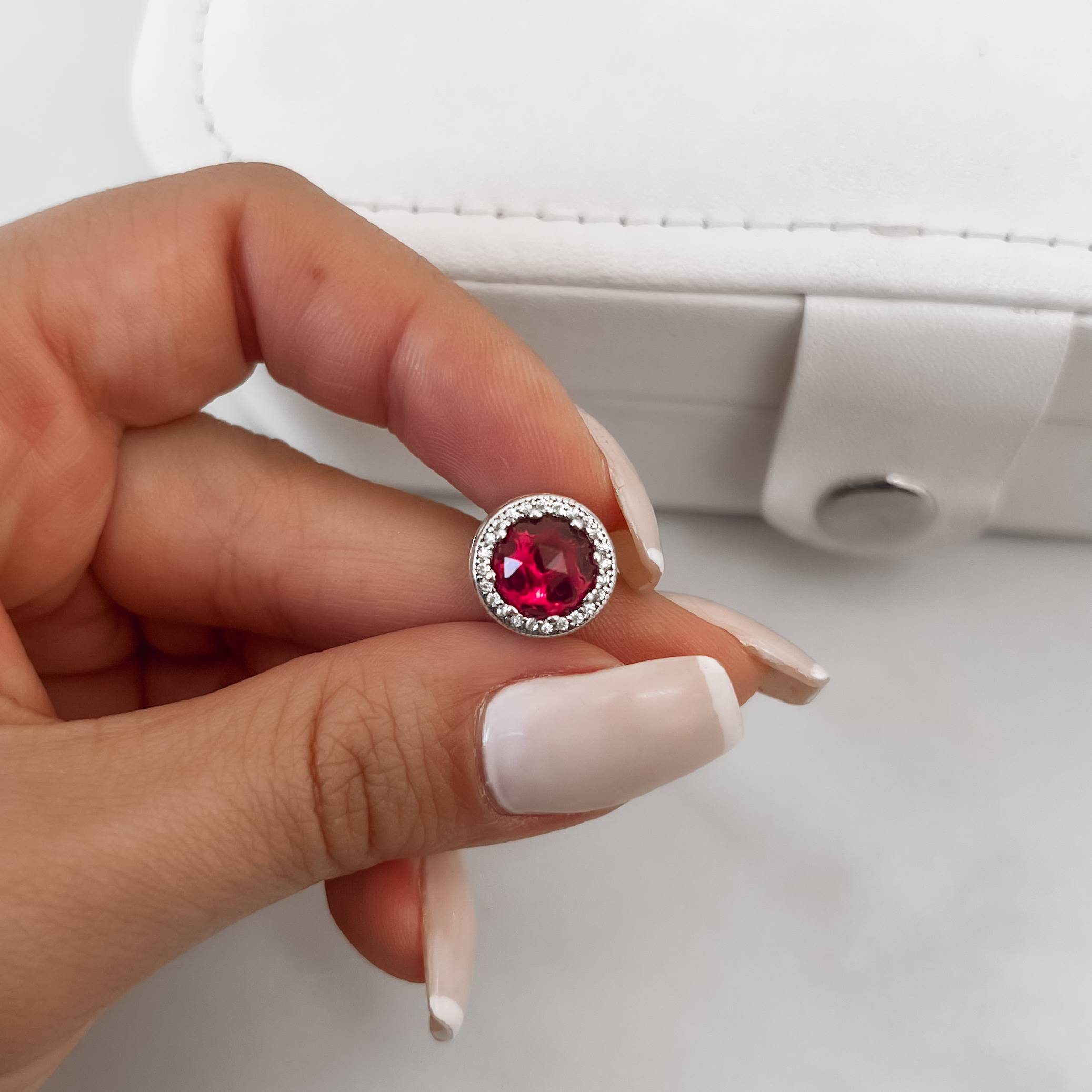 Berloque separador zircônia cereja com cravejado detalhe corações vazados 12mm envelhecido