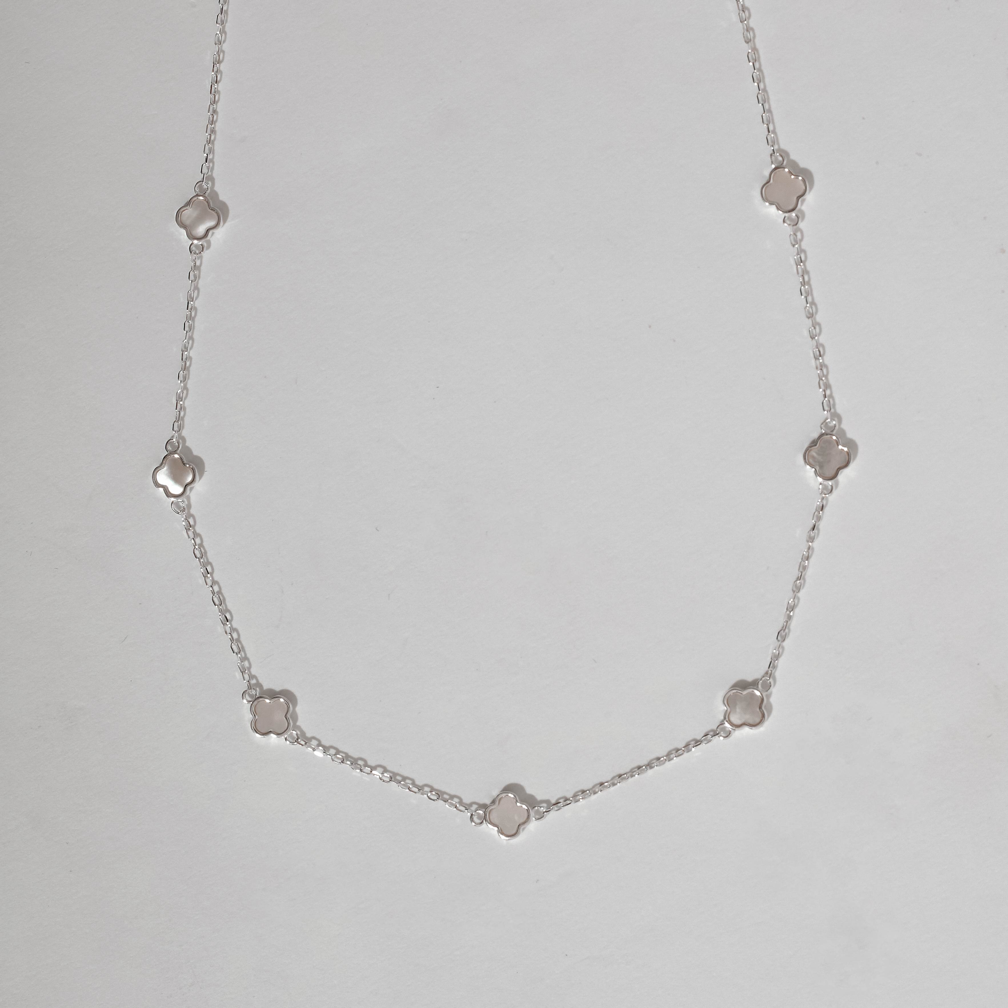 Colar entremeio trevos madrepérola 6mm corrente cadeado 60+5cm
