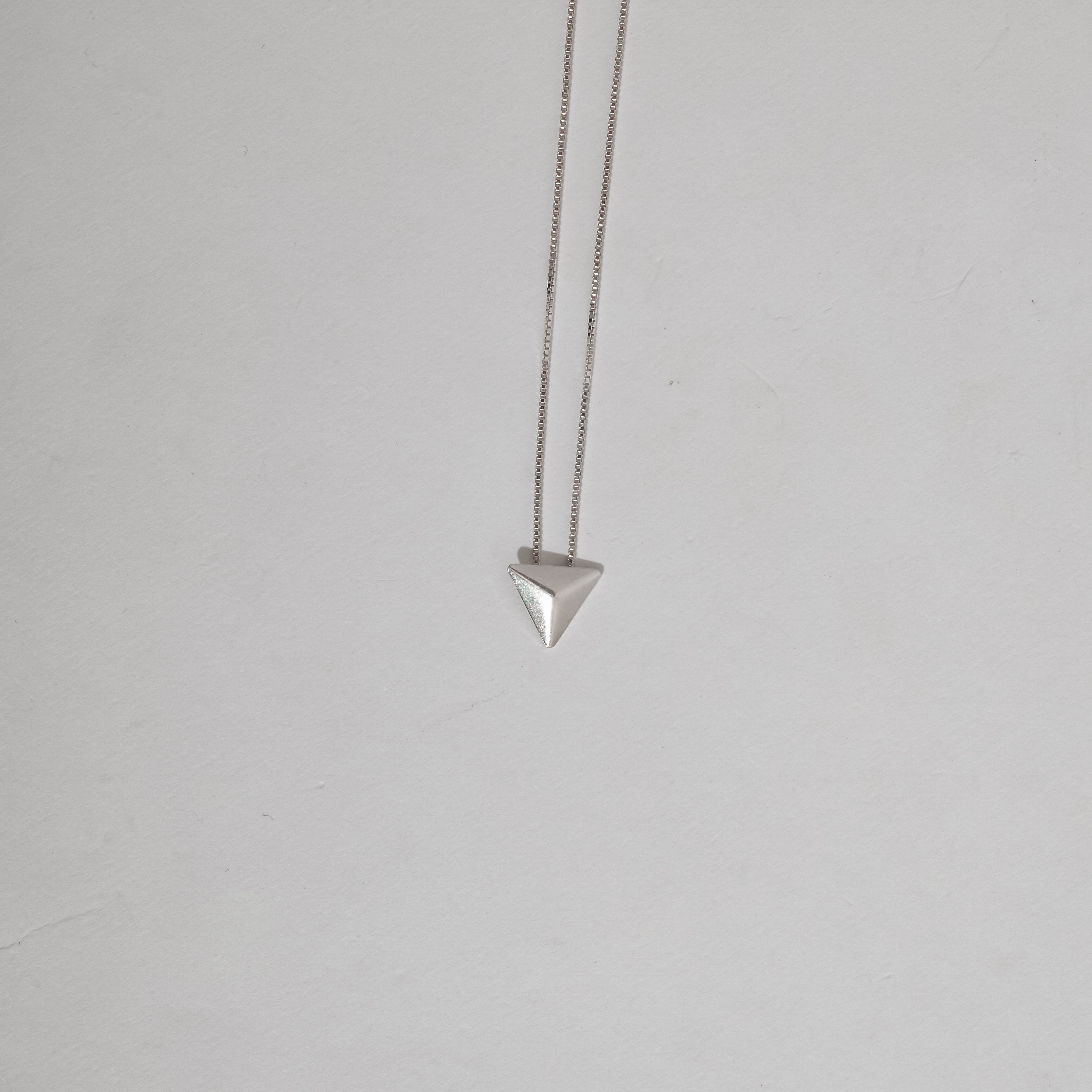 Colar triângulo invertido 9mm 45cm