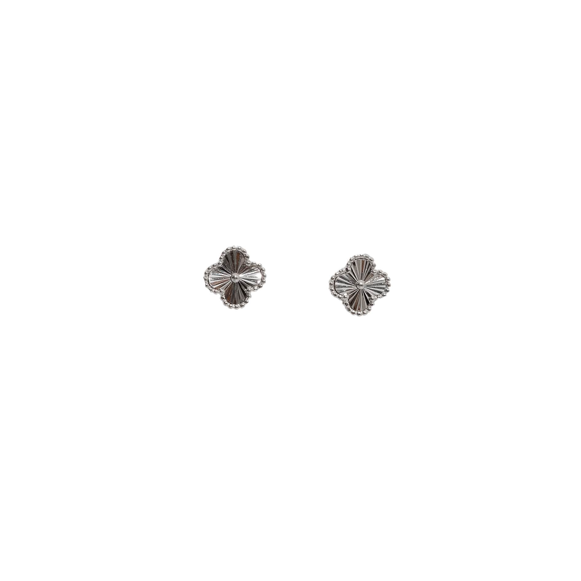 Brinco trevo vinco com bolinhas 10mm