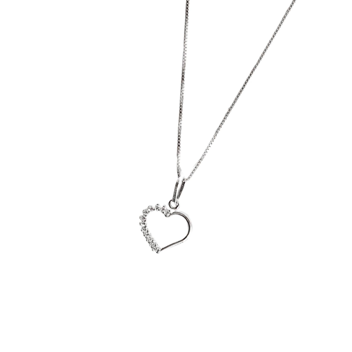 Colar pingente coração vazado metade cravejada 12mm 45cm