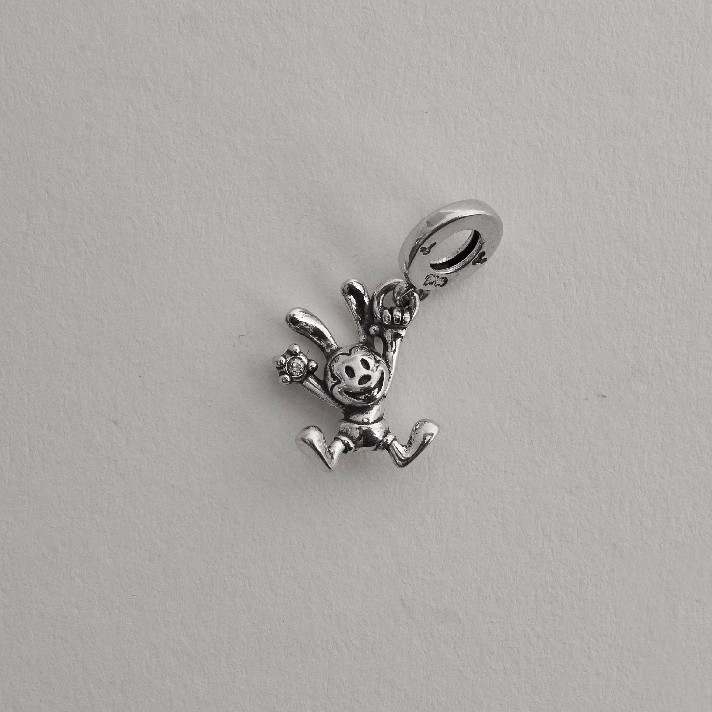 Berloque pingente Oswald detalhe zircônia 15mm envelhecido