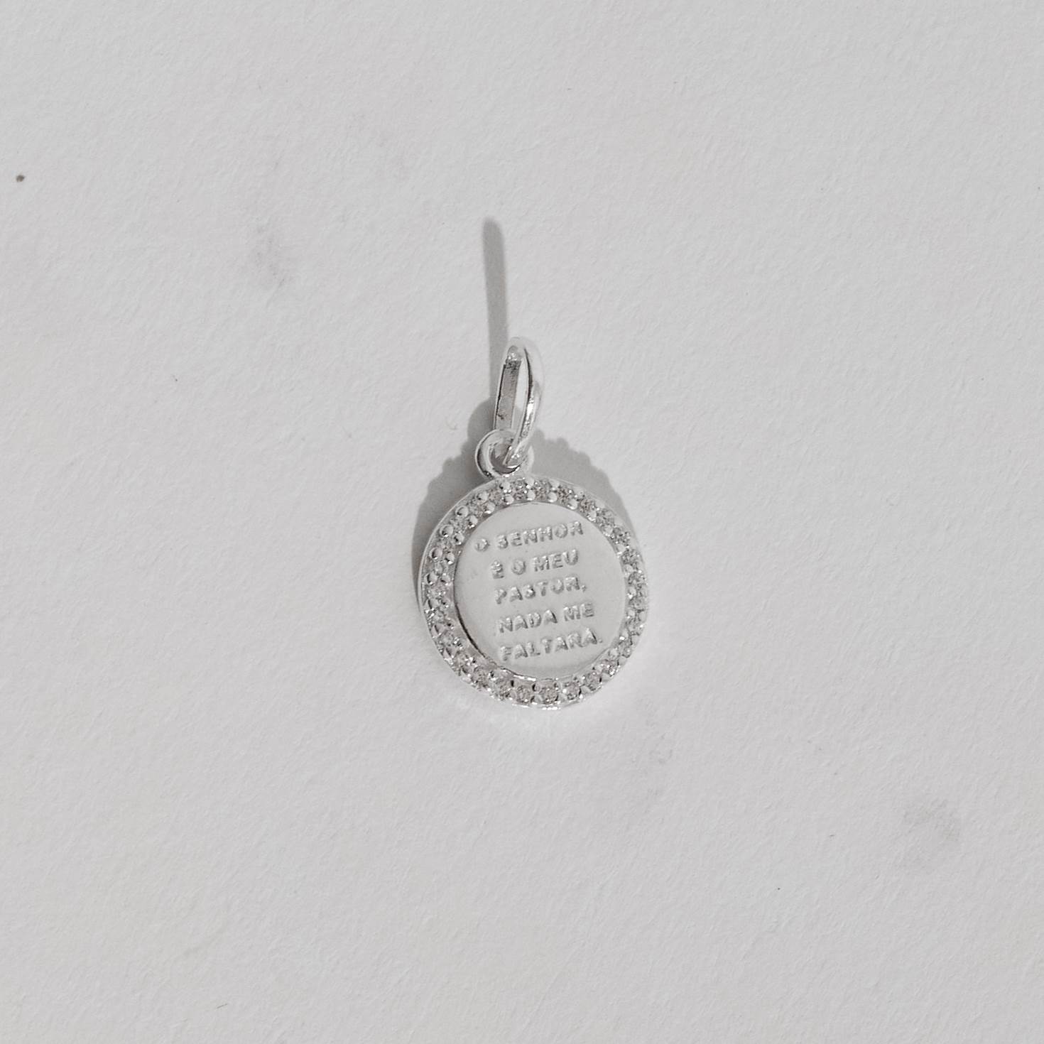 Pingente medalha Salmo 23:1 cravejado 12mm