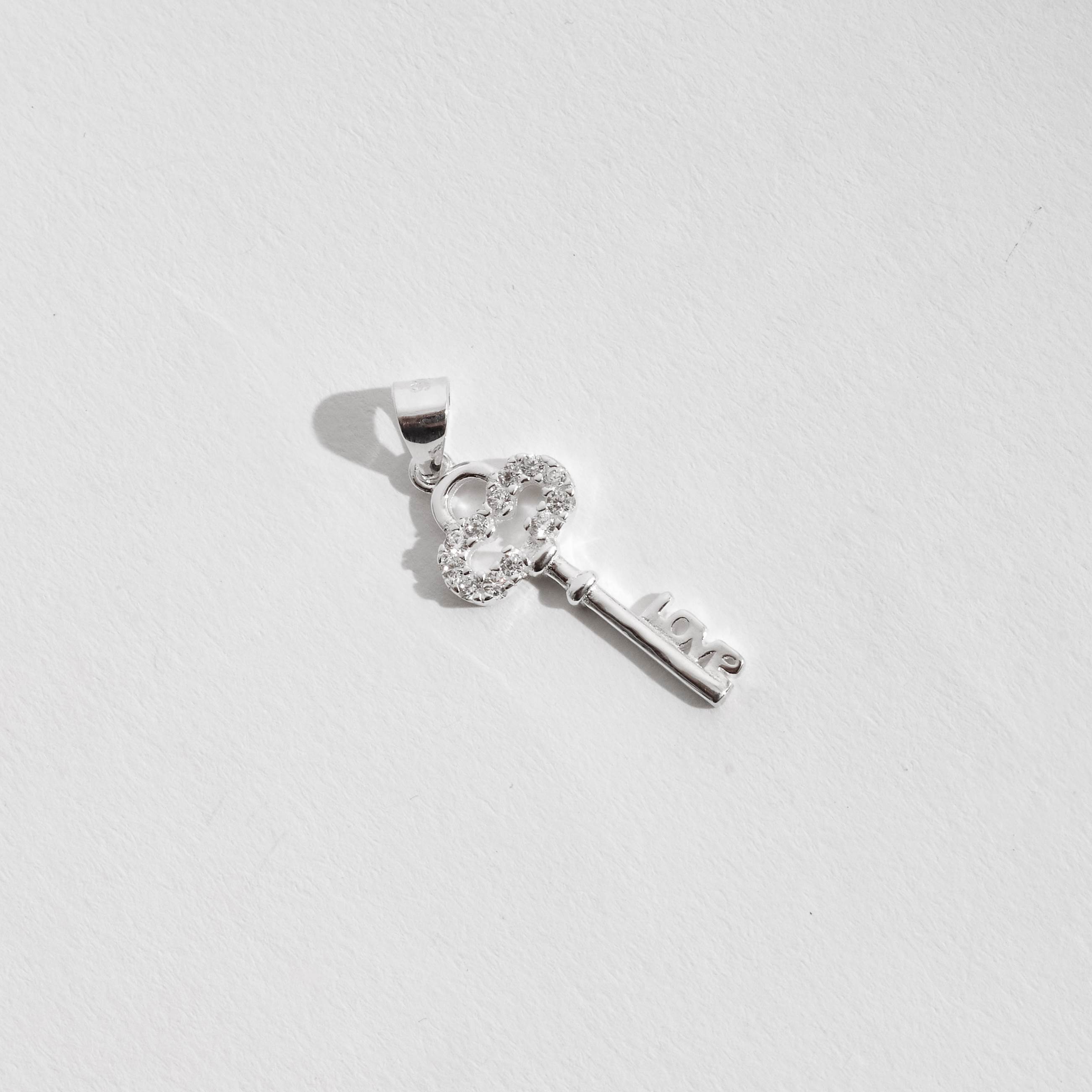 Pingente chave cravejada escrito love 21mm