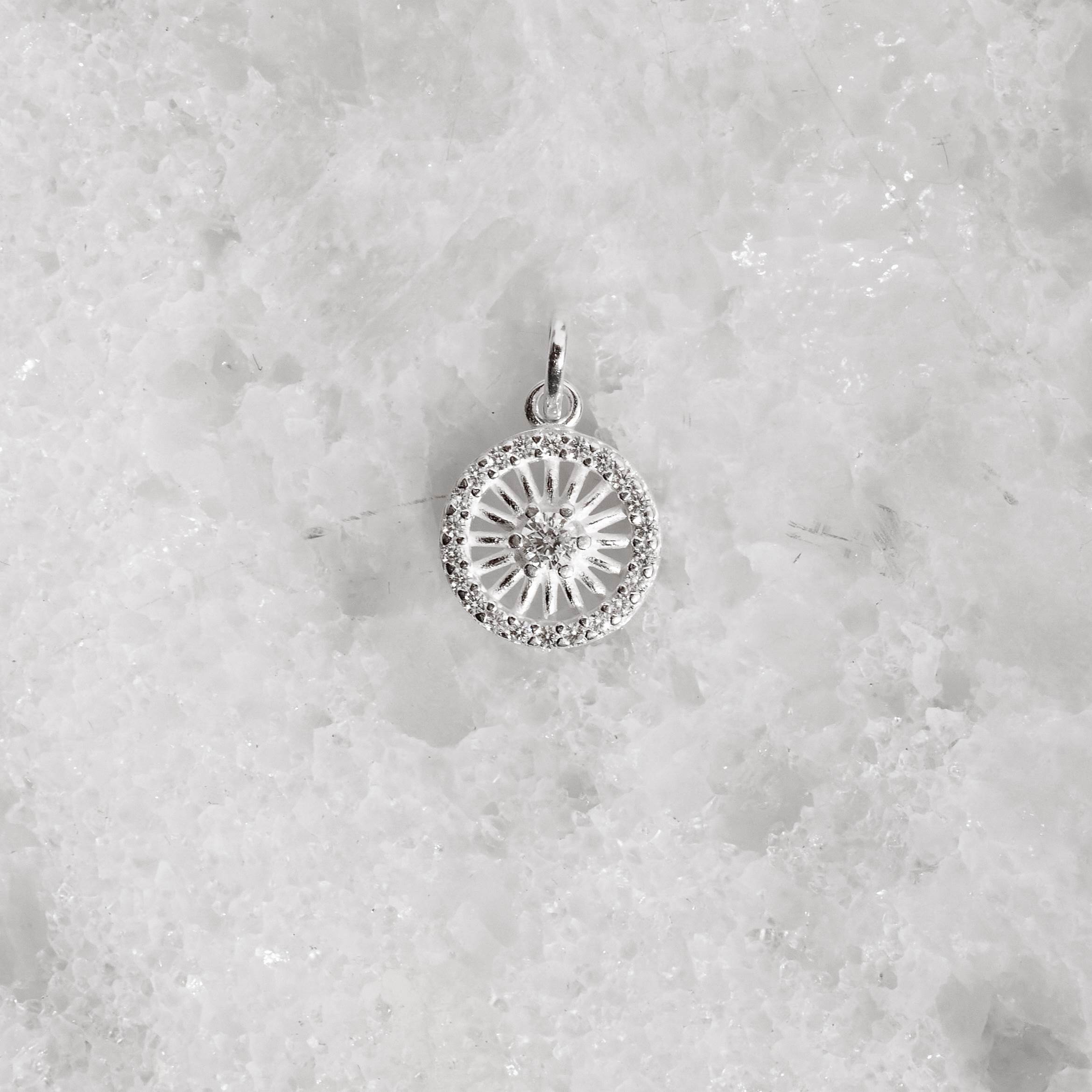 Pingente medalha vazada cravejada 11mm