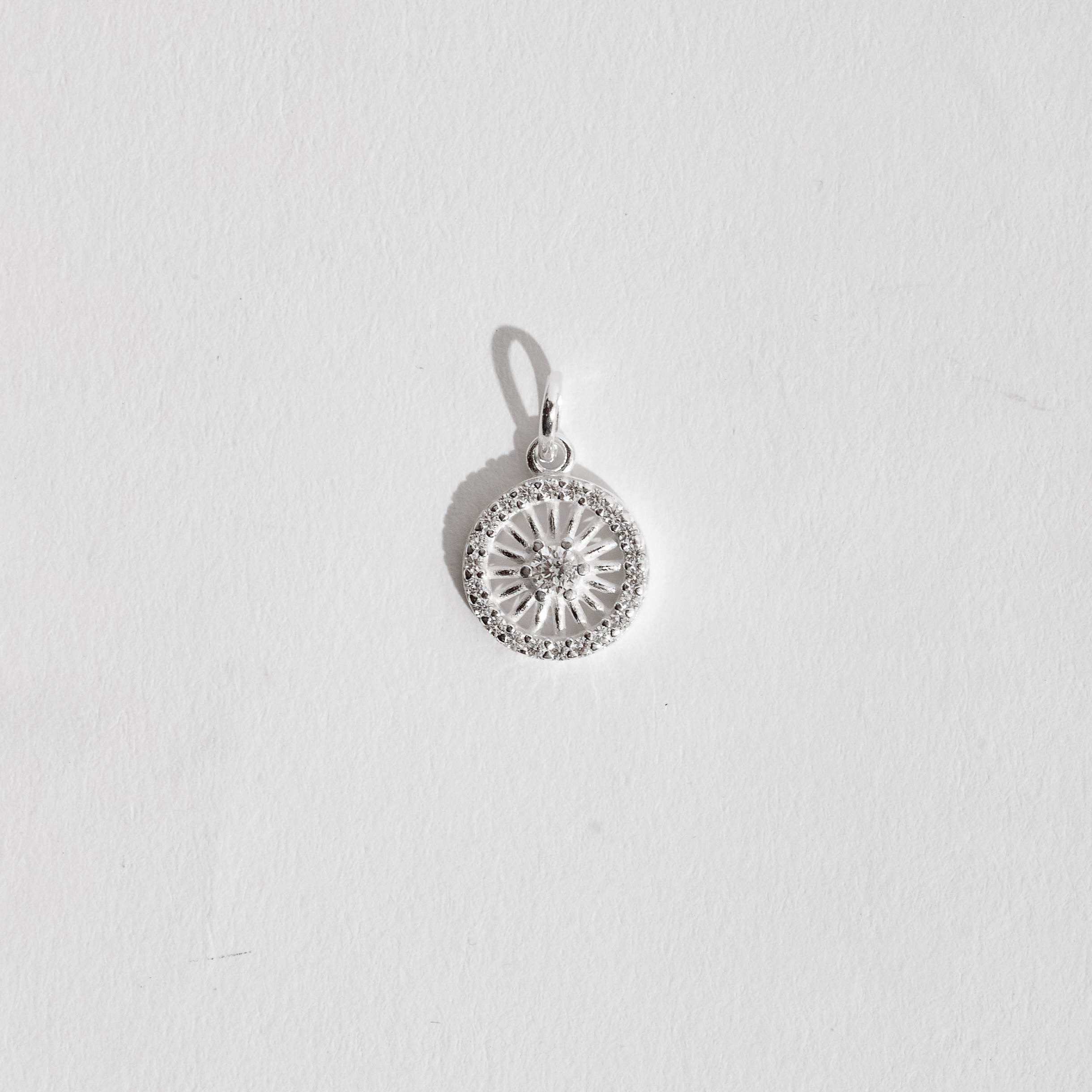 Imagem Secundária Pingente medalha vazada cravejada 11mm